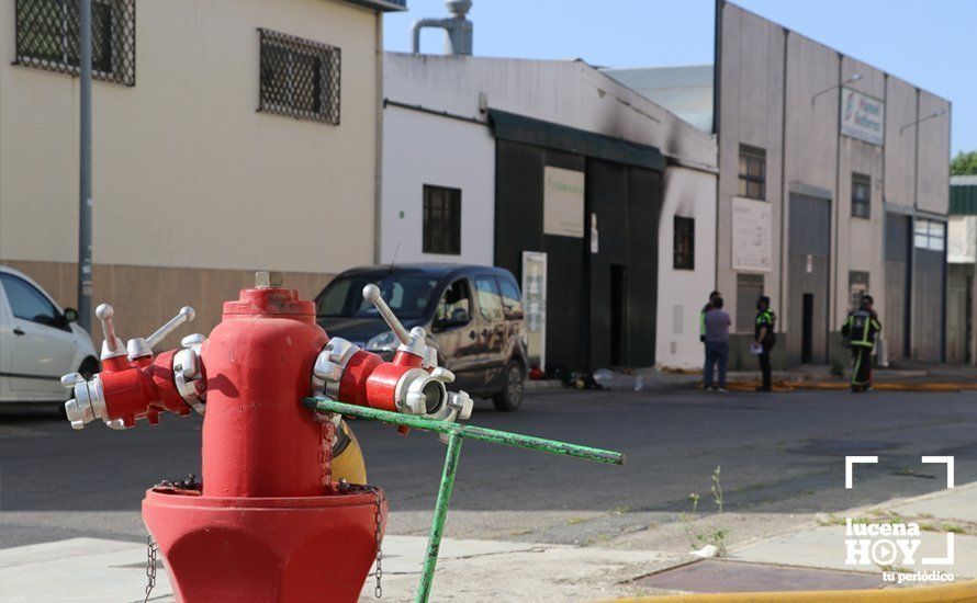 GALERÍA: Un incendio destruye las instalaciones de la empresa Ferroaras en el polígono de La Viñuela