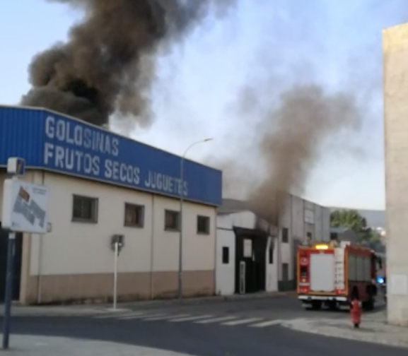 GALERÍA: Un incendio destruye las instalaciones de la empresa Ferroaras en el polígono de La Viñuela GALERÍA: Un incendio destruye las instalaciones de la empresa Ferroaras en el polígono de La Viñuela