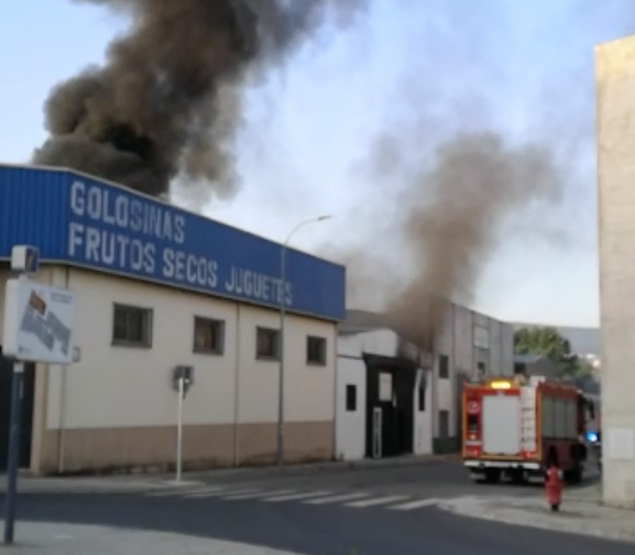 GALERÍA: Un incendio destruye las instalaciones de la empresa Ferroaras en el polígono de La Viñuela