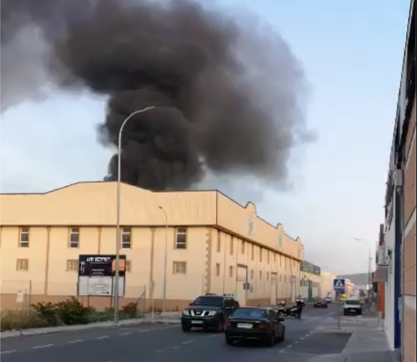 GALERÍA: Un incendio destruye las instalaciones de la empresa Ferroaras en el polígono de La Viñuela GALERÍA: Un incendio destruye las instalaciones de la empresa Ferroaras en el polígono de La Viñuela