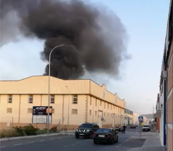 GALERÍA: Un incendio destruye las instalaciones de la empresa Ferroaras en el polígono de La Viñuela