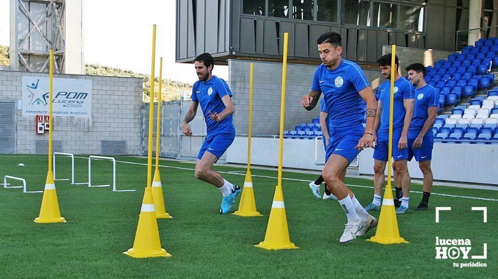  El equipo ya se ejercita sobre el césped artificial del estadio Ciudad de Lucena. Fotos: Ciudad de Lucena 