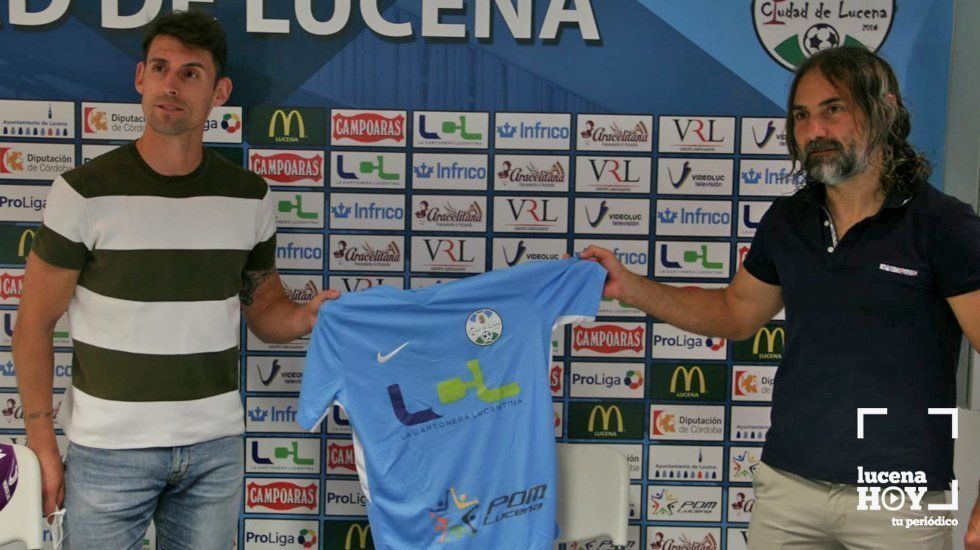  Marcos Pérez junto a Juani Pérez durante la presentación como nuevo jugador del Ciudad de Lucena 