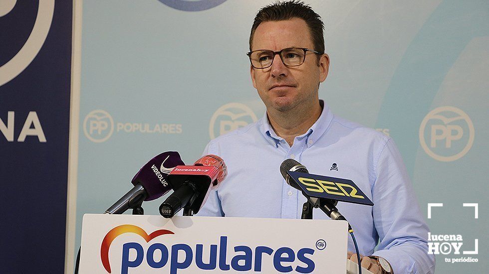  Francis Aguilar, portavoz del PP, durante la rueda de prensa 