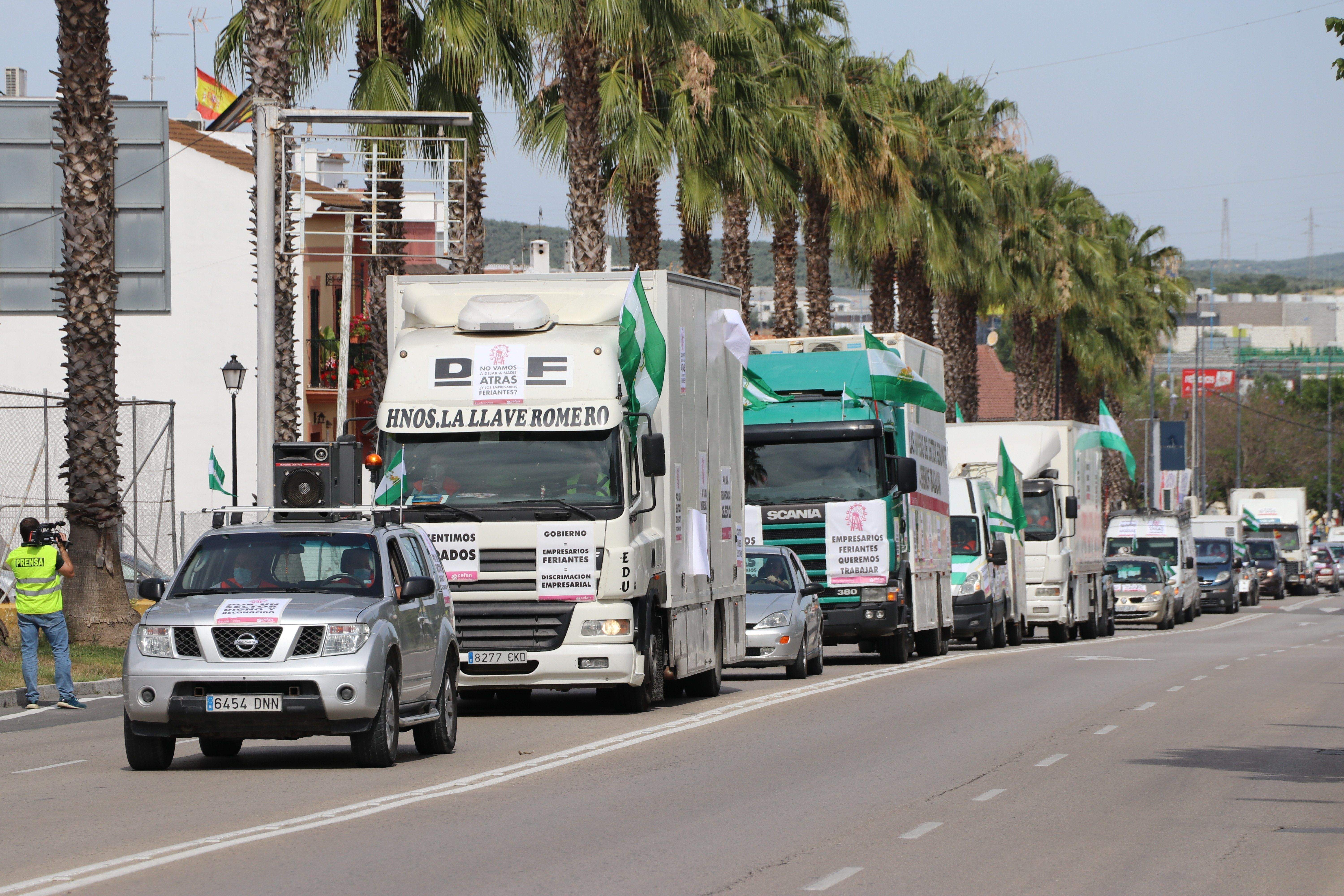 GALERÍA / Demostración de fuerza: Más de 400 vehículos participan en la marcha rodada de los feriantes para exigir soluciones a la parálisis del sector por la pandemia