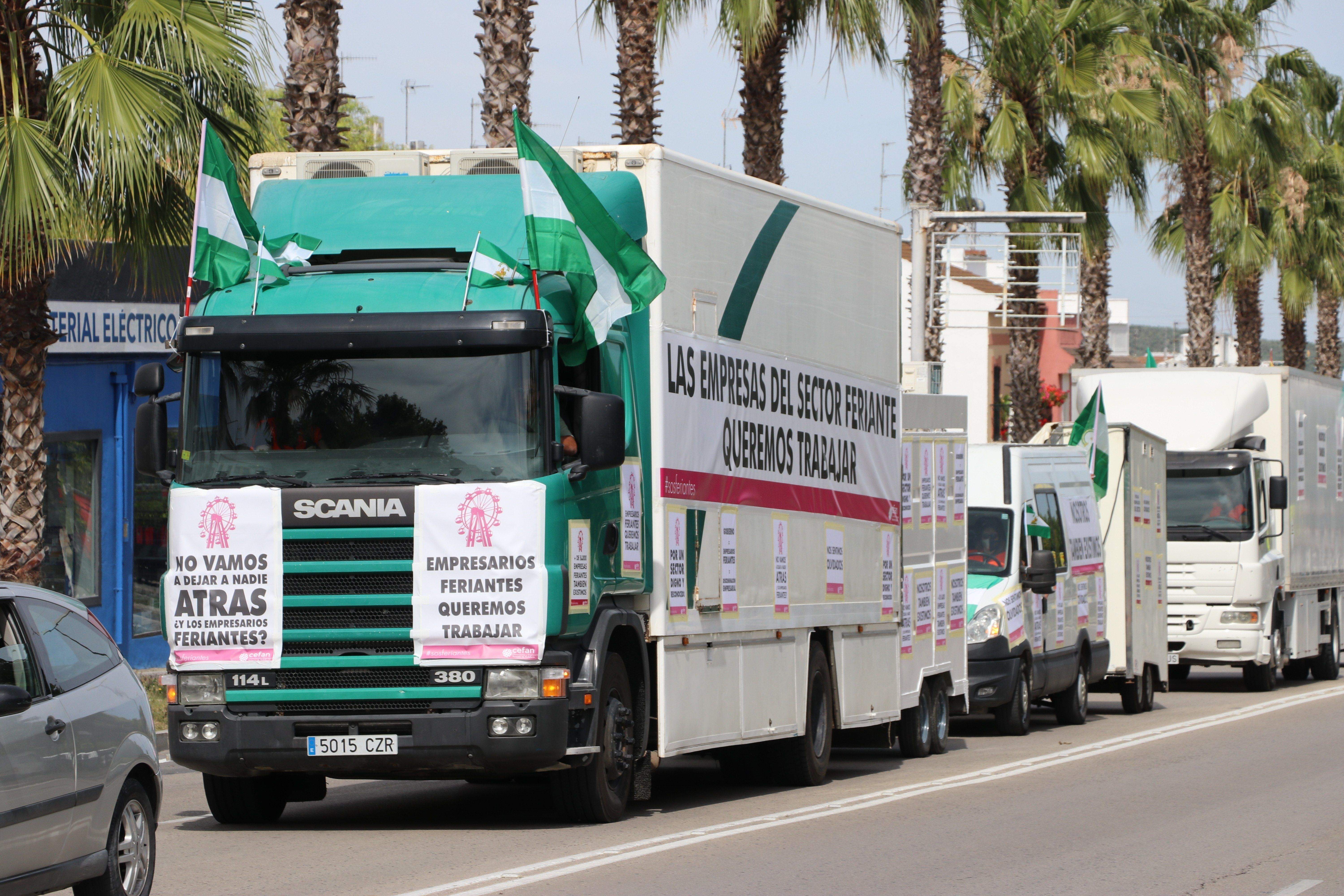 GALERÍA / Demostración de fuerza: Más de 400 vehículos participan en la marcha rodada de los feriantes para exigir soluciones a la parálisis del sector por la pandemia