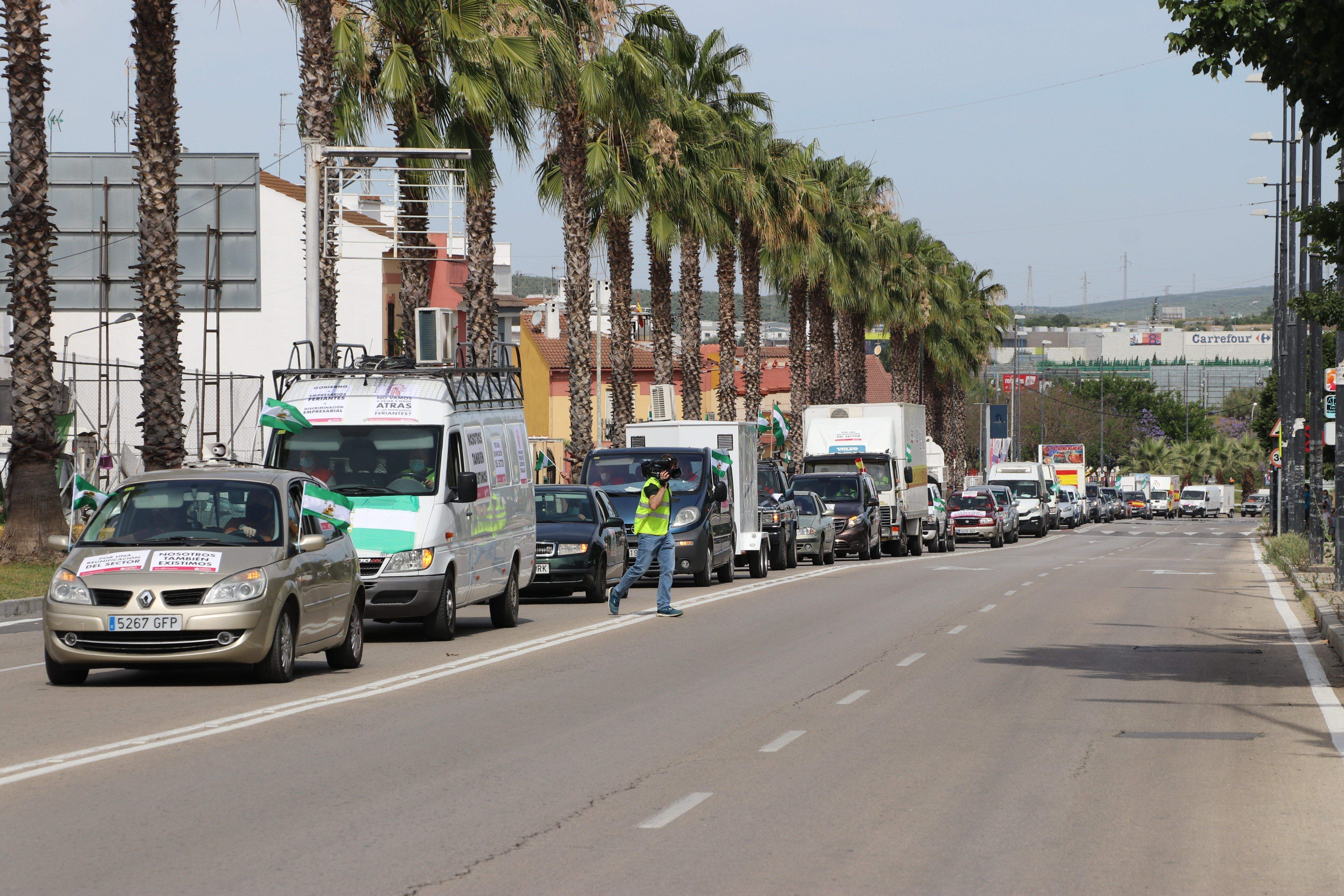 GALERÍA / Demostración de fuerza: Más de 400 vehículos participan en la marcha rodada de los feriantes para exigir soluciones a la parálisis del sector por la pandemia