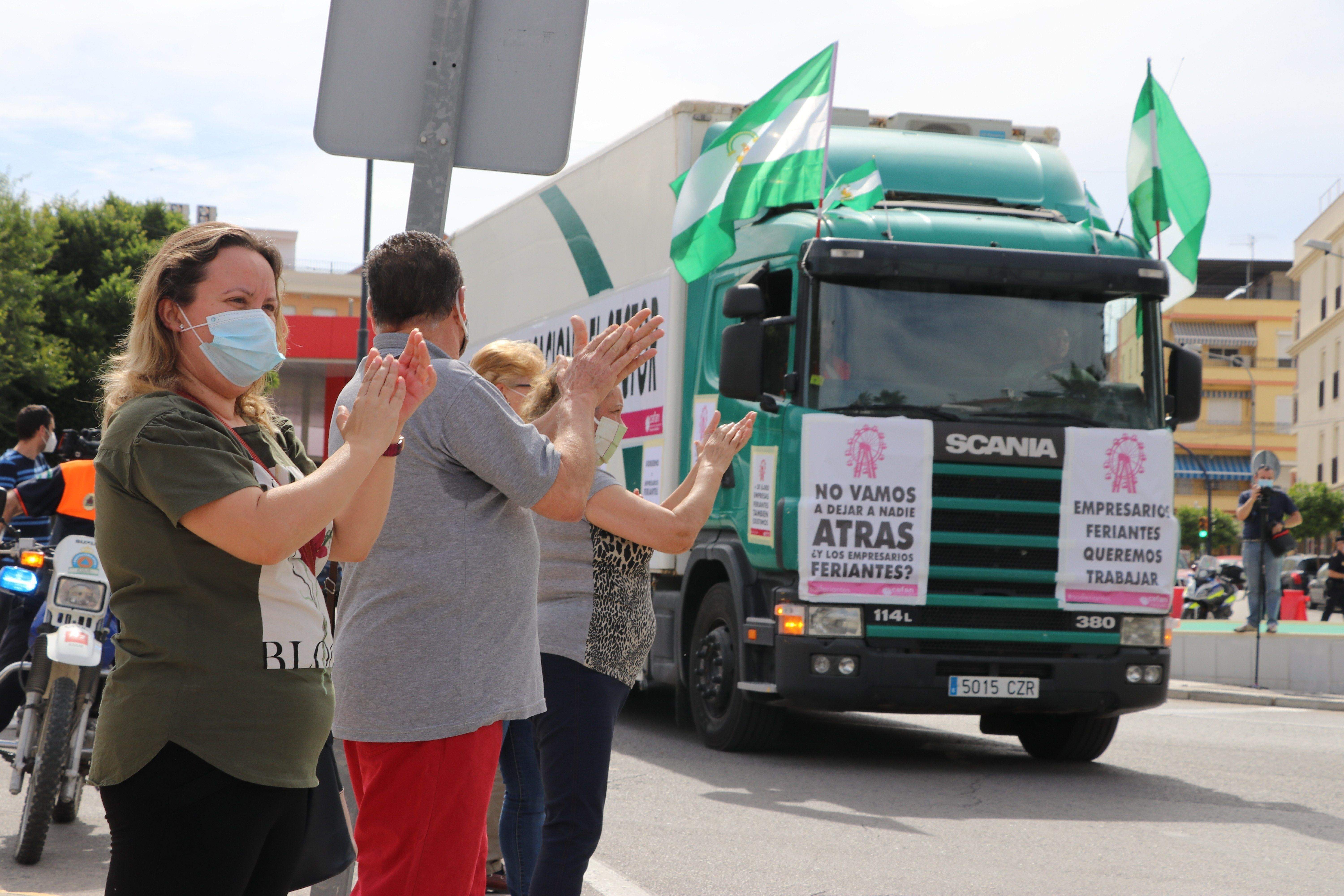 GALERÍA / Demostración de fuerza: Más de 400 vehículos participan en la marcha rodada de los feriantes para exigir soluciones a la parálisis del sector por la pandemia