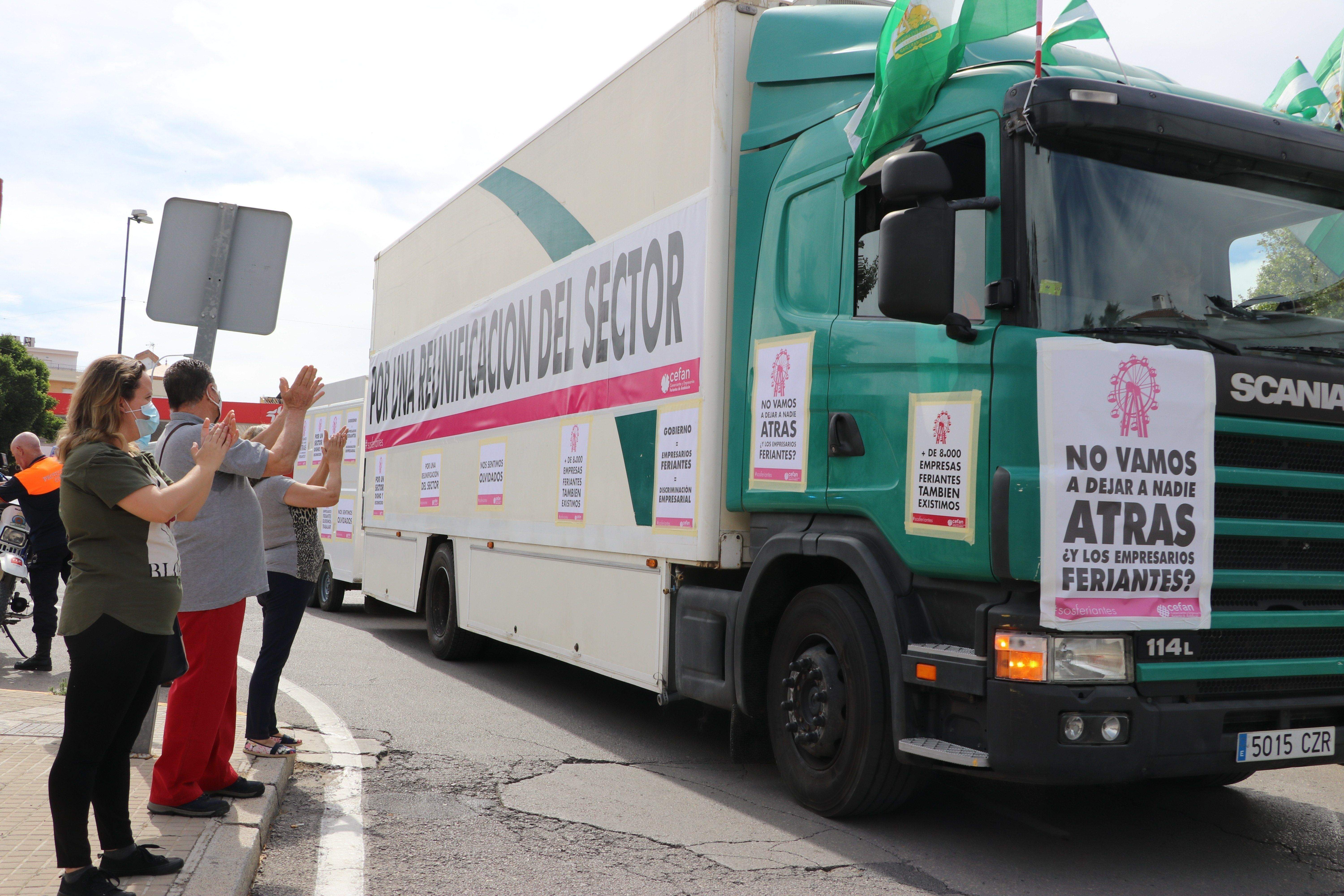 GALERÍA / Demostración de fuerza: Más de 400 vehículos participan en la marcha rodada de los feriantes para exigir soluciones a la parálisis del sector por la pandemia