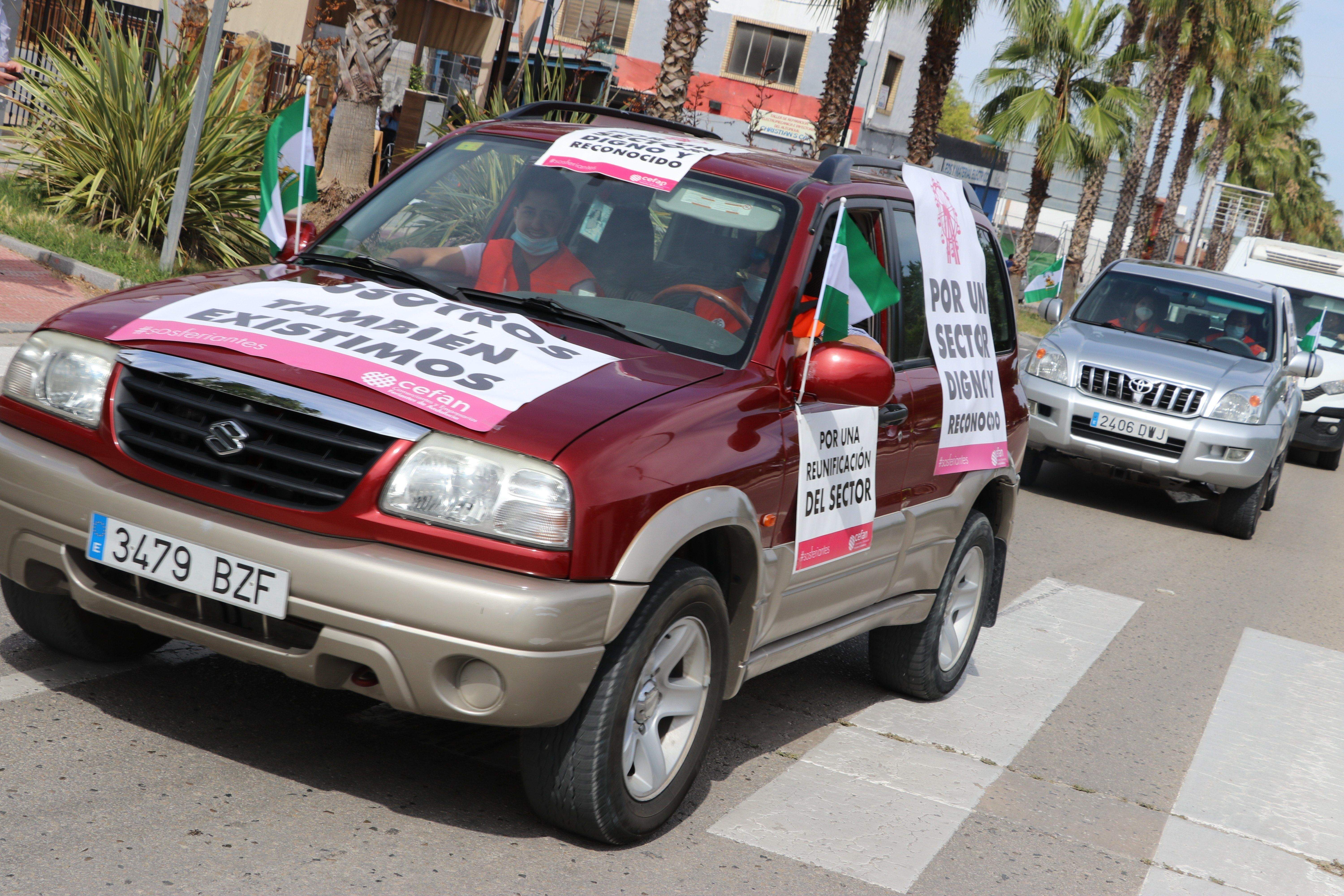 GALERÍA / Demostración de fuerza: Más de 400 vehículos participan en la marcha rodada de los feriantes para exigir soluciones a la parálisis del sector por la pandemia