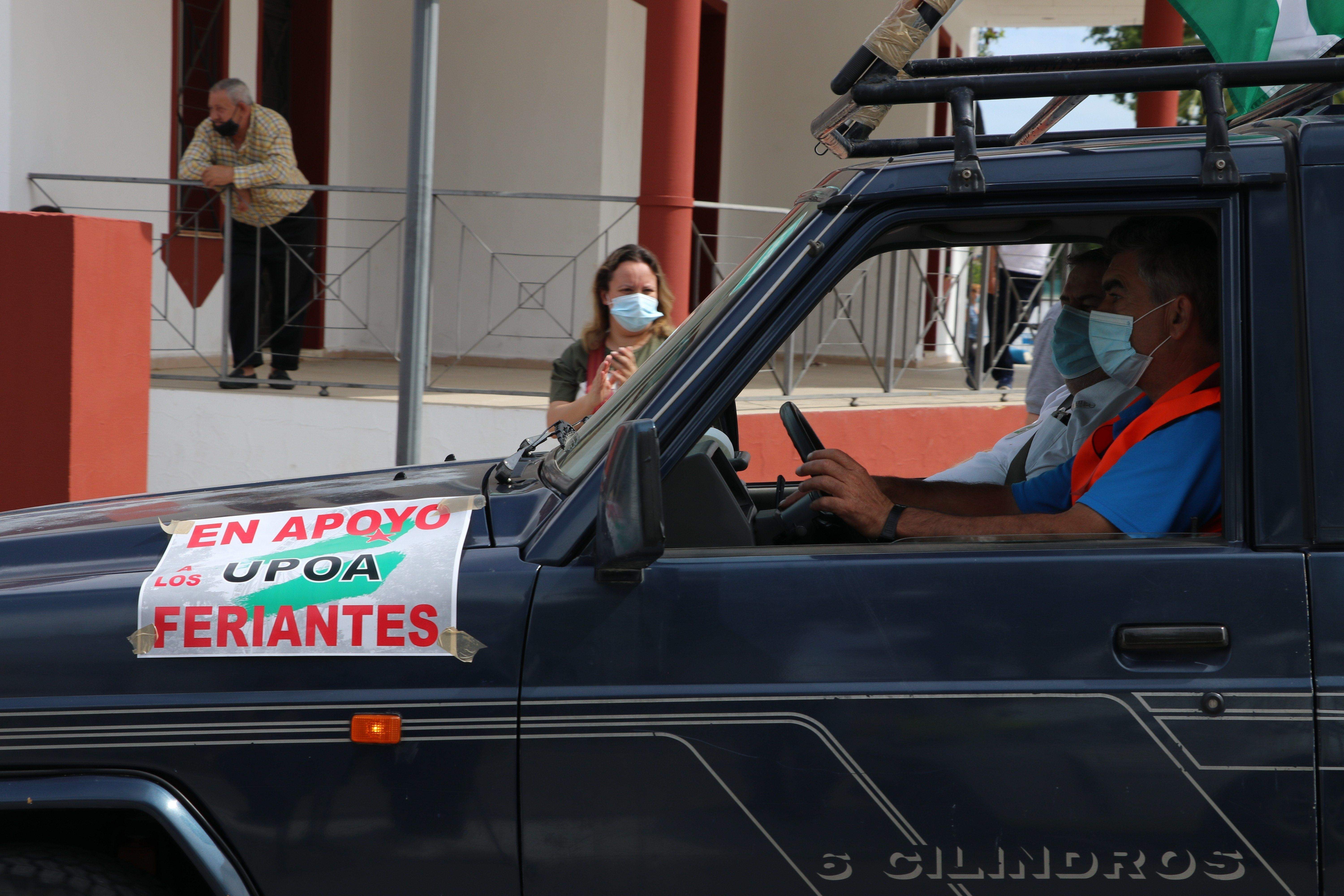 GALERÍA / Demostración de fuerza: Más de 400 vehículos participan en la marcha rodada de los feriantes para exigir soluciones a la parálisis del sector por la pandemia