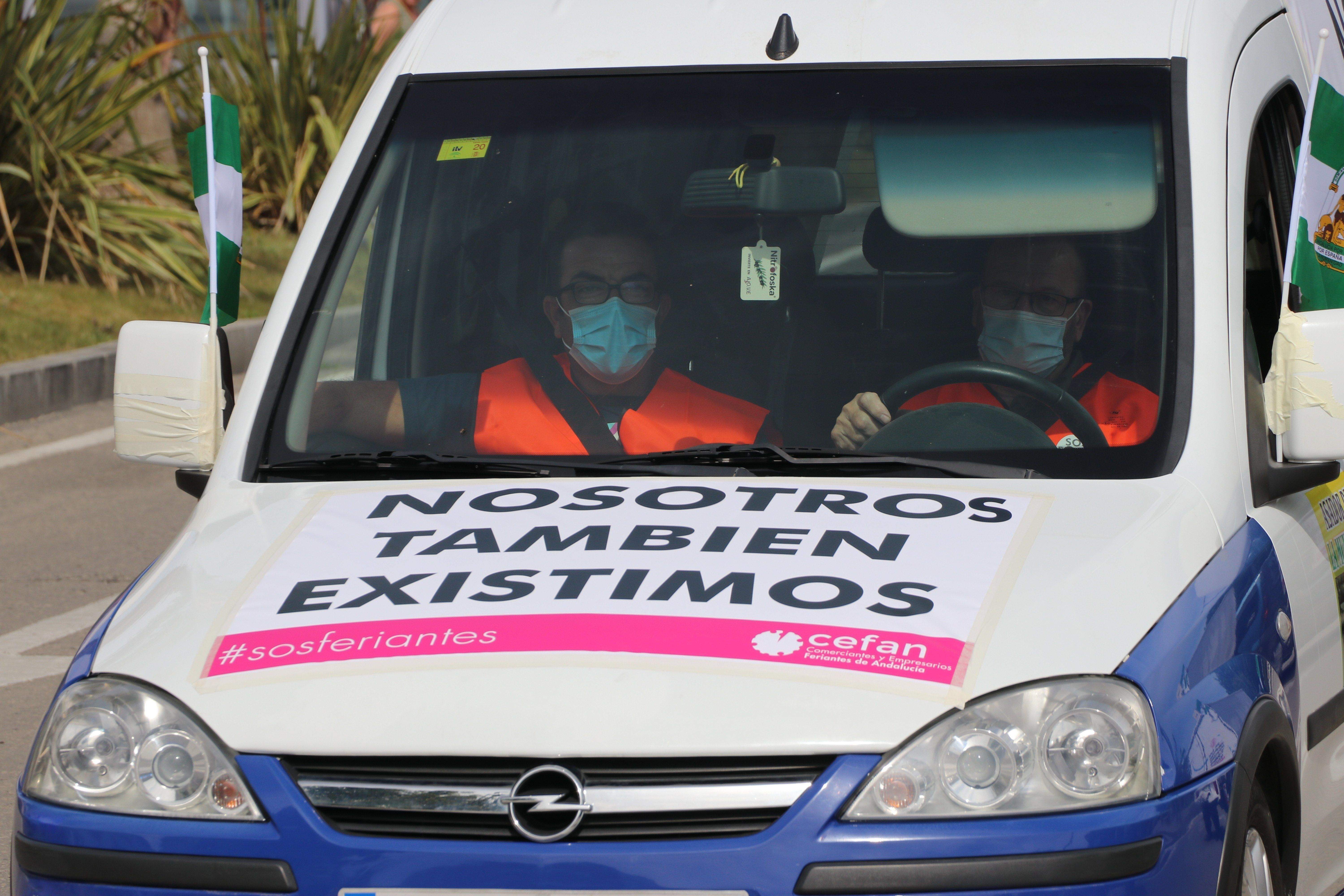 GALERÍA / Demostración de fuerza: Más de 400 vehículos participan en la marcha rodada de los feriantes para exigir soluciones a la parálisis del sector por la pandemia