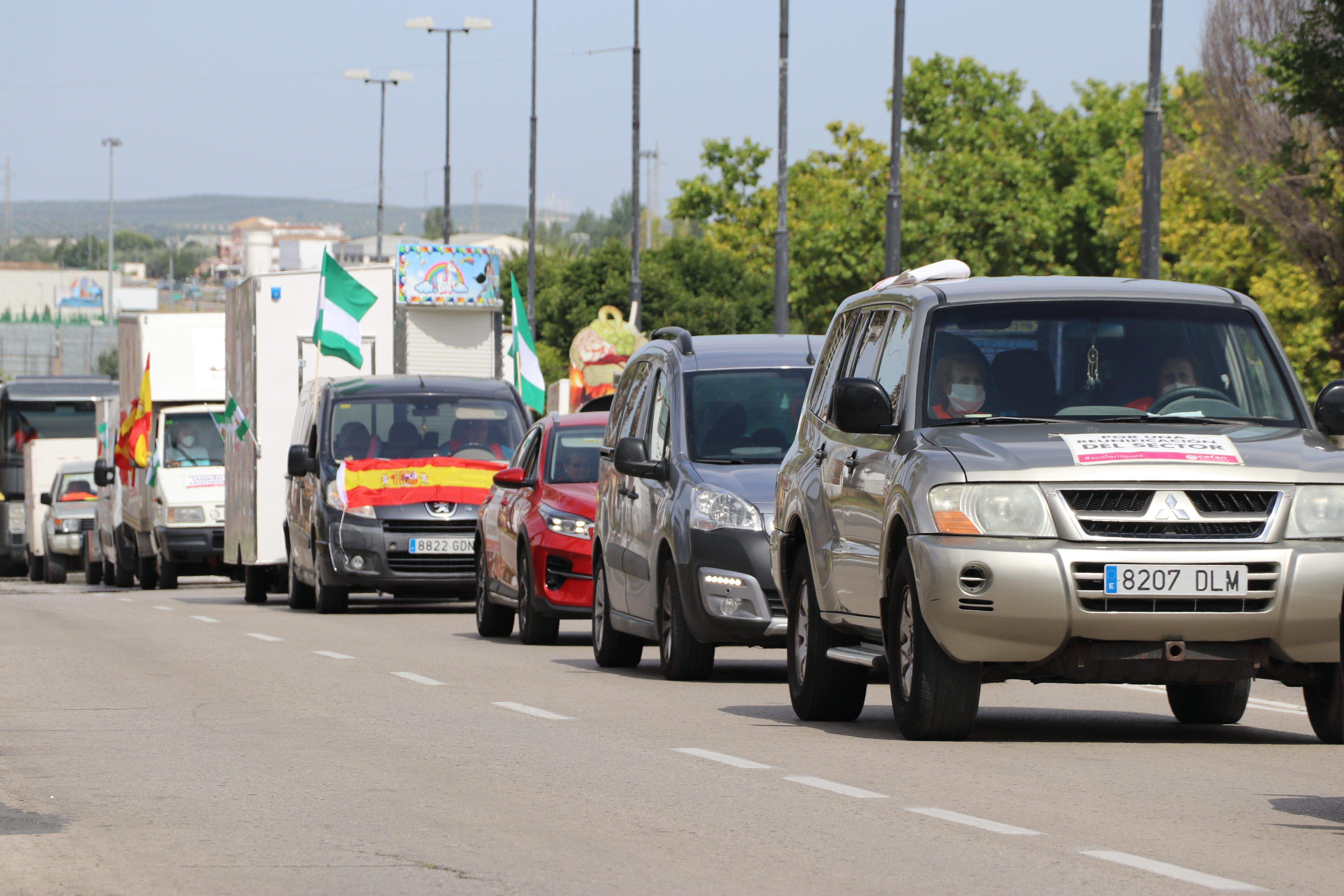 GALERÍA / Demostración de fuerza: Más de 400 vehículos participan en la marcha rodada de los feriantes para exigir soluciones a la parálisis del sector por la pandemia