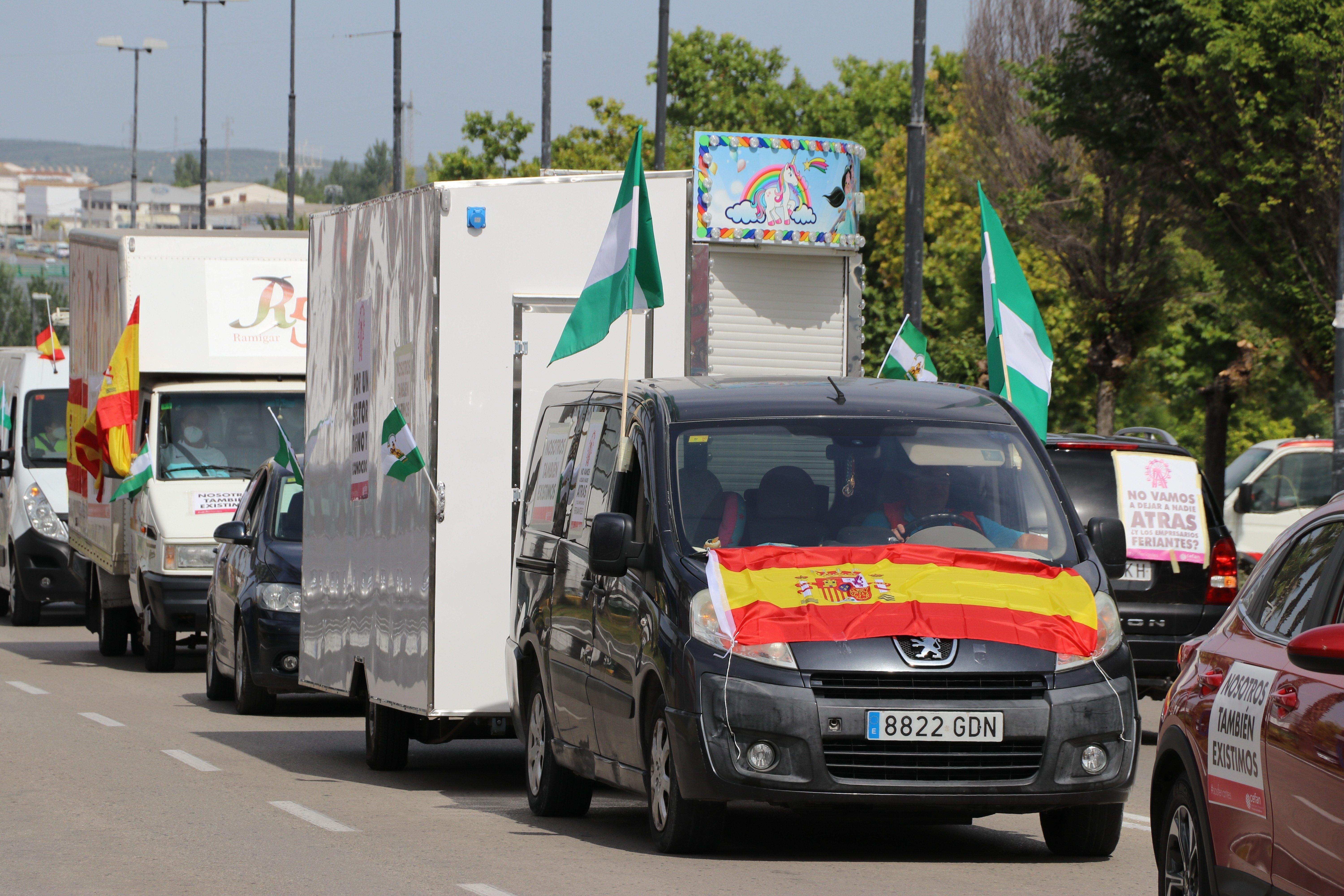 GALERÍA / Demostración de fuerza: Más de 400 vehículos participan en la marcha rodada de los feriantes para exigir soluciones a la parálisis del sector por la pandemia