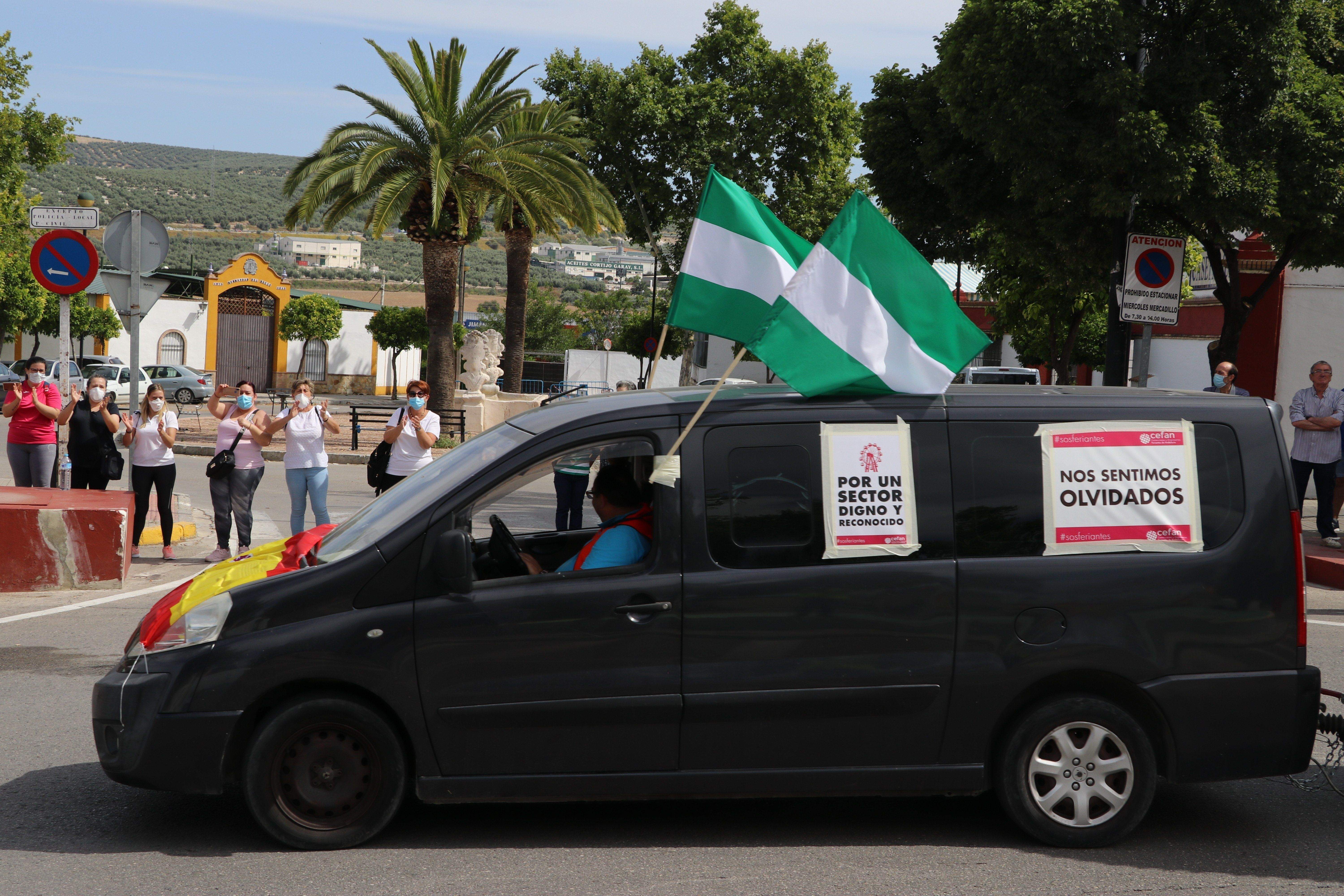 GALERÍA / Demostración de fuerza: Más de 400 vehículos participan en la marcha rodada de los feriantes para exigir soluciones a la parálisis del sector por la pandemia