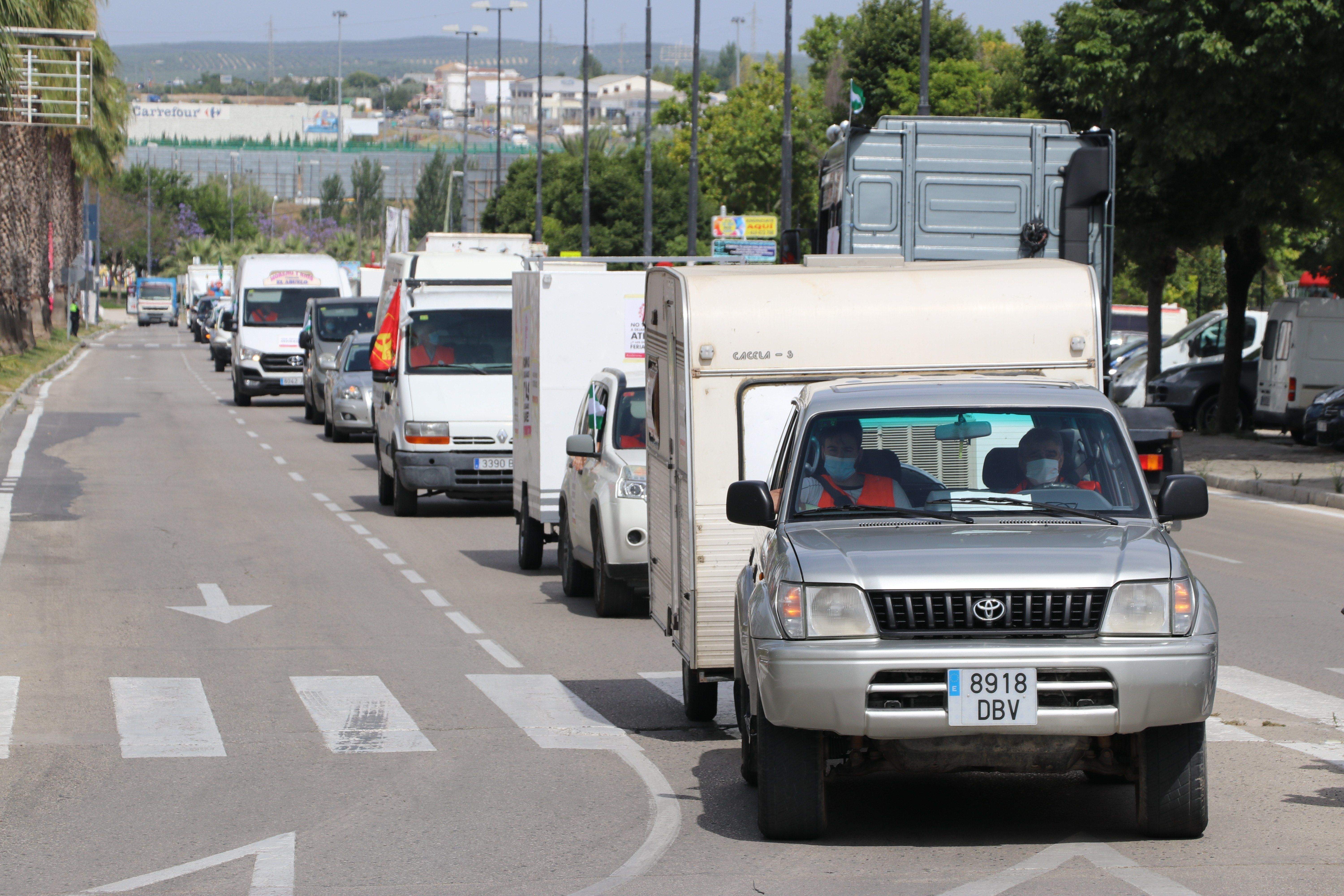 GALERÍA / Demostración de fuerza: Más de 400 vehículos participan en la marcha rodada de los feriantes para exigir soluciones a la parálisis del sector por la pandemia