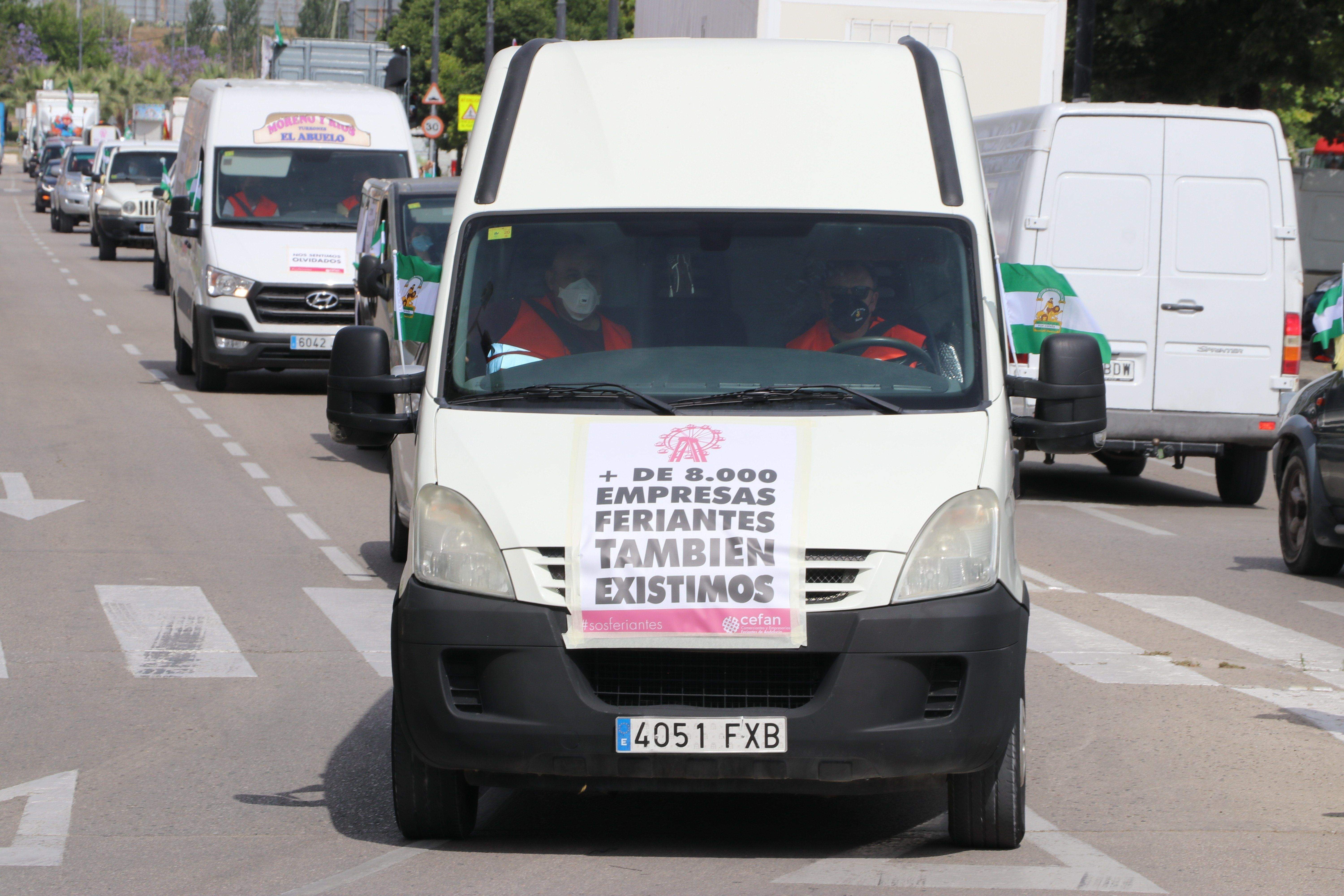 GALERÍA / Demostración de fuerza: Más de 400 vehículos participan en la marcha rodada de los feriantes para exigir soluciones a la parálisis del sector por la pandemia