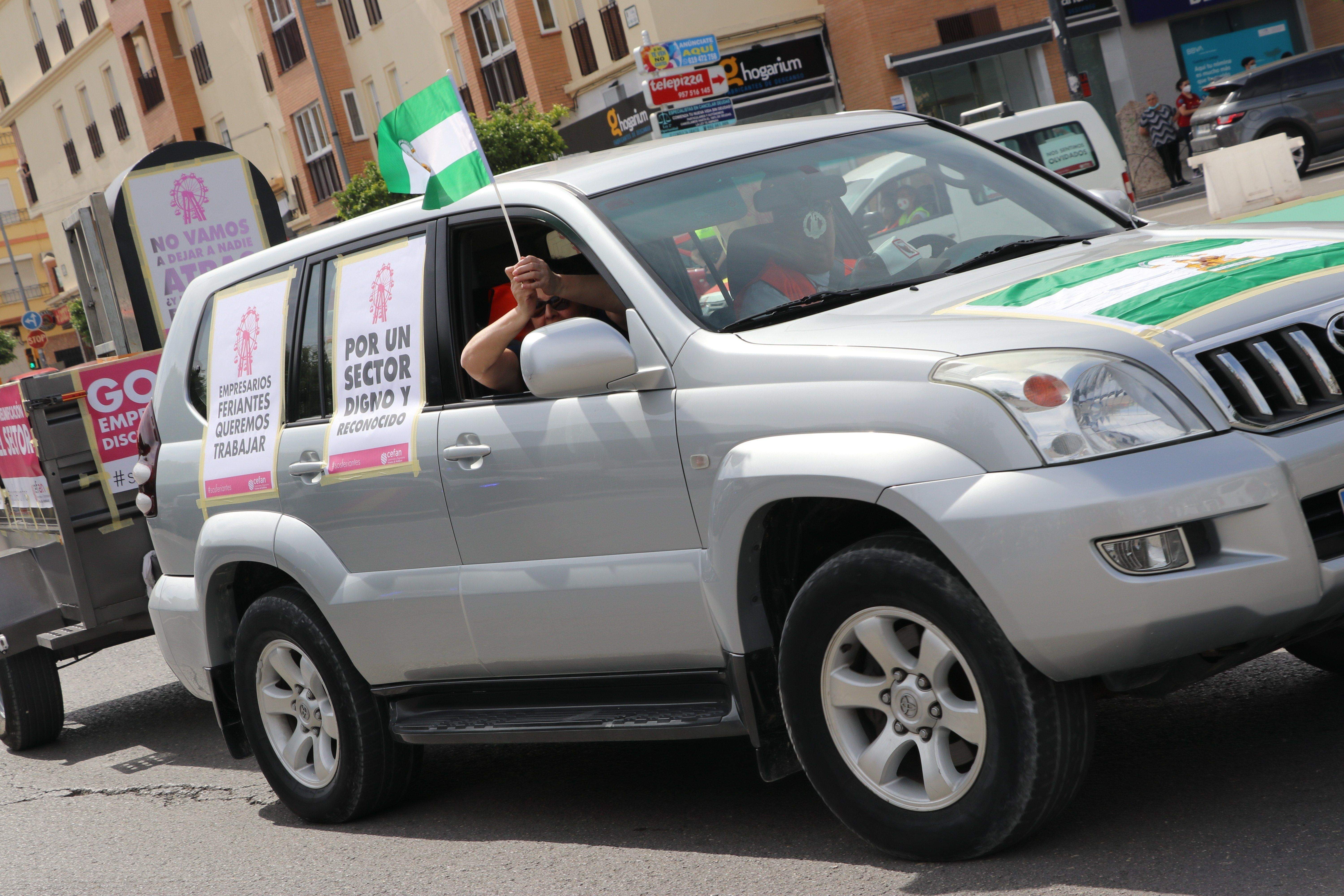 GALERÍA / Demostración de fuerza: Más de 400 vehículos participan en la marcha rodada de los feriantes para exigir soluciones a la parálisis del sector por la pandemia