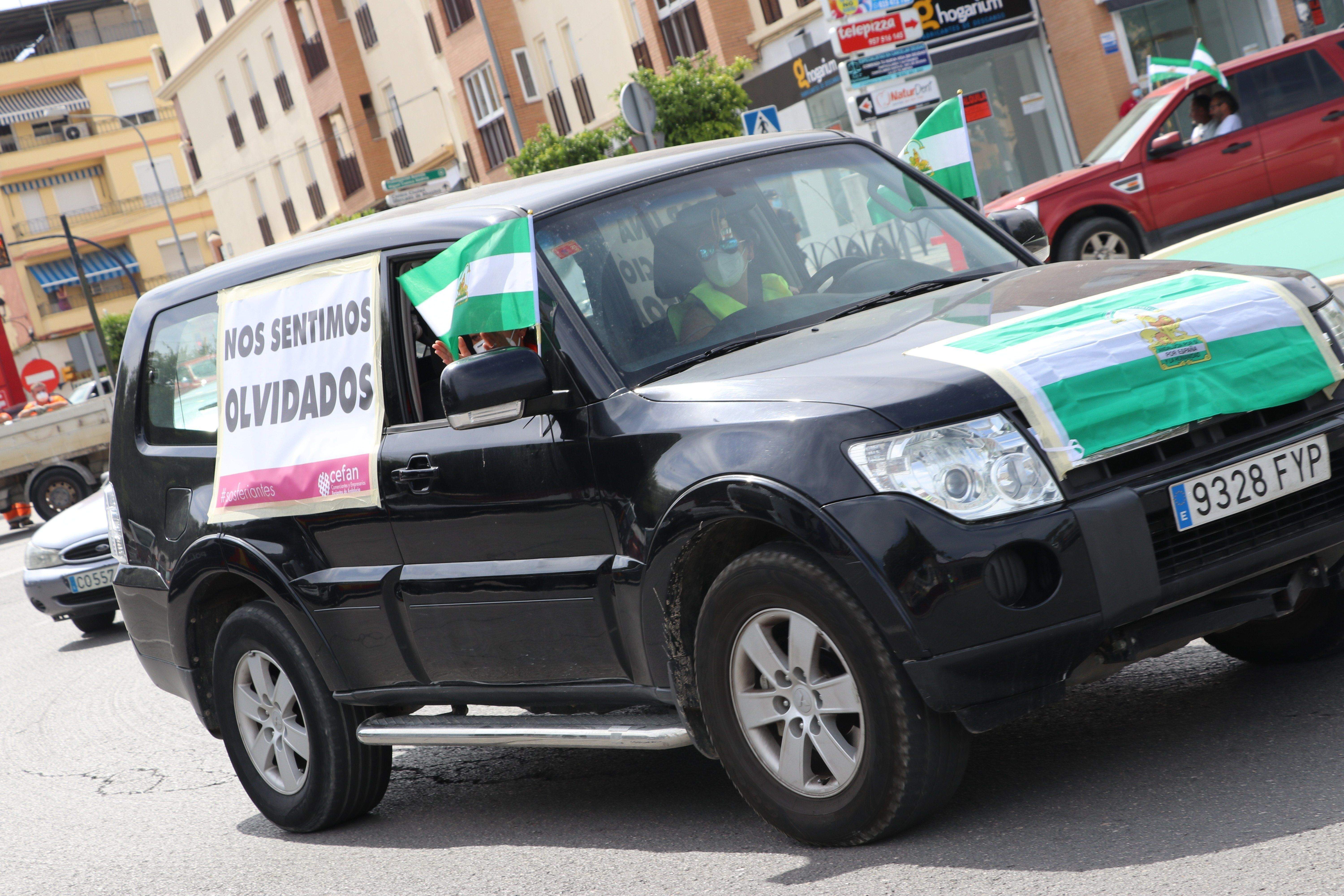 GALERÍA / Demostración de fuerza: Más de 400 vehículos participan en la marcha rodada de los feriantes para exigir soluciones a la parálisis del sector por la pandemia