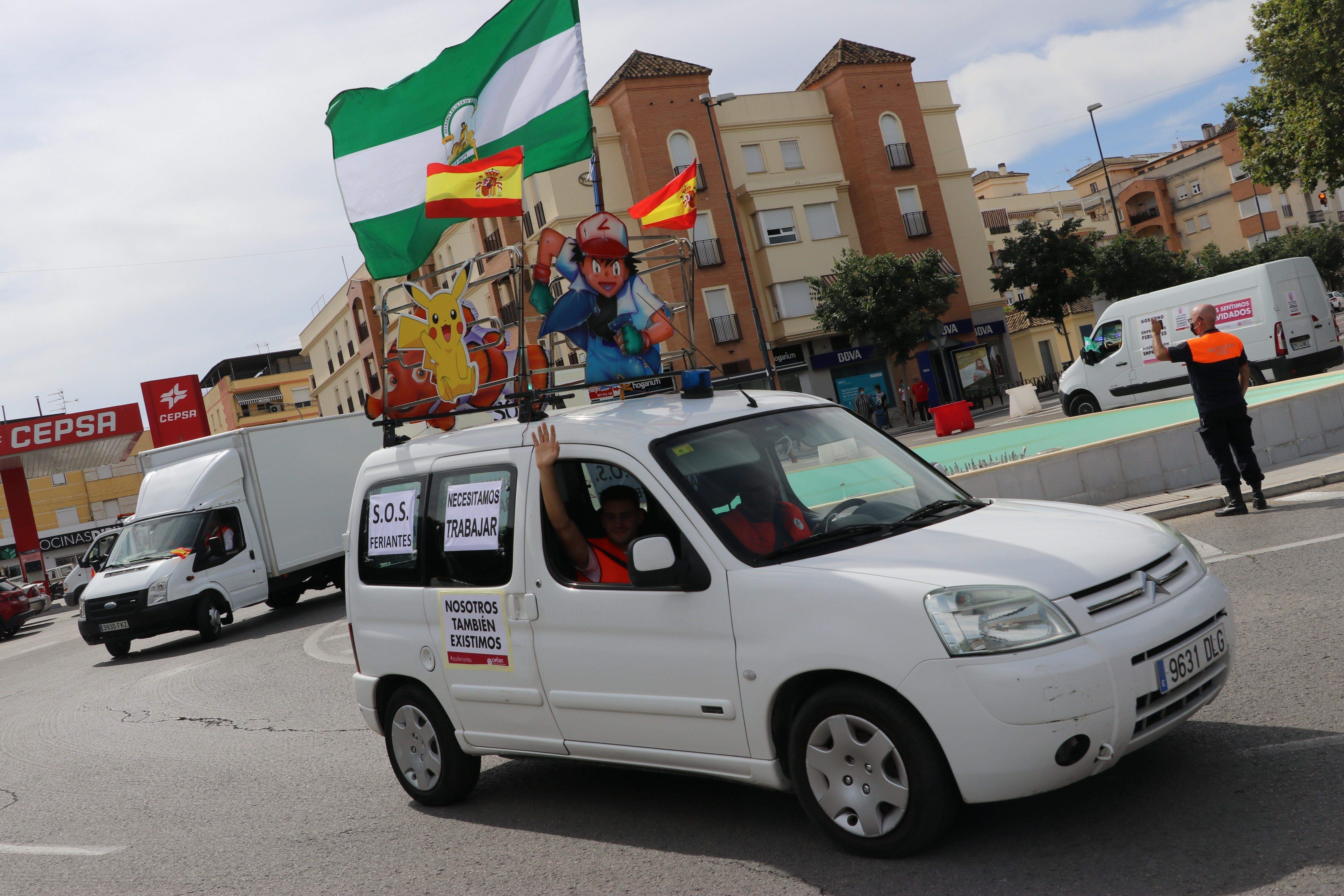 GALERÍA / Demostración de fuerza: Más de 400 vehículos participan en la marcha rodada de los feriantes para exigir soluciones a la parálisis del sector por la pandemia