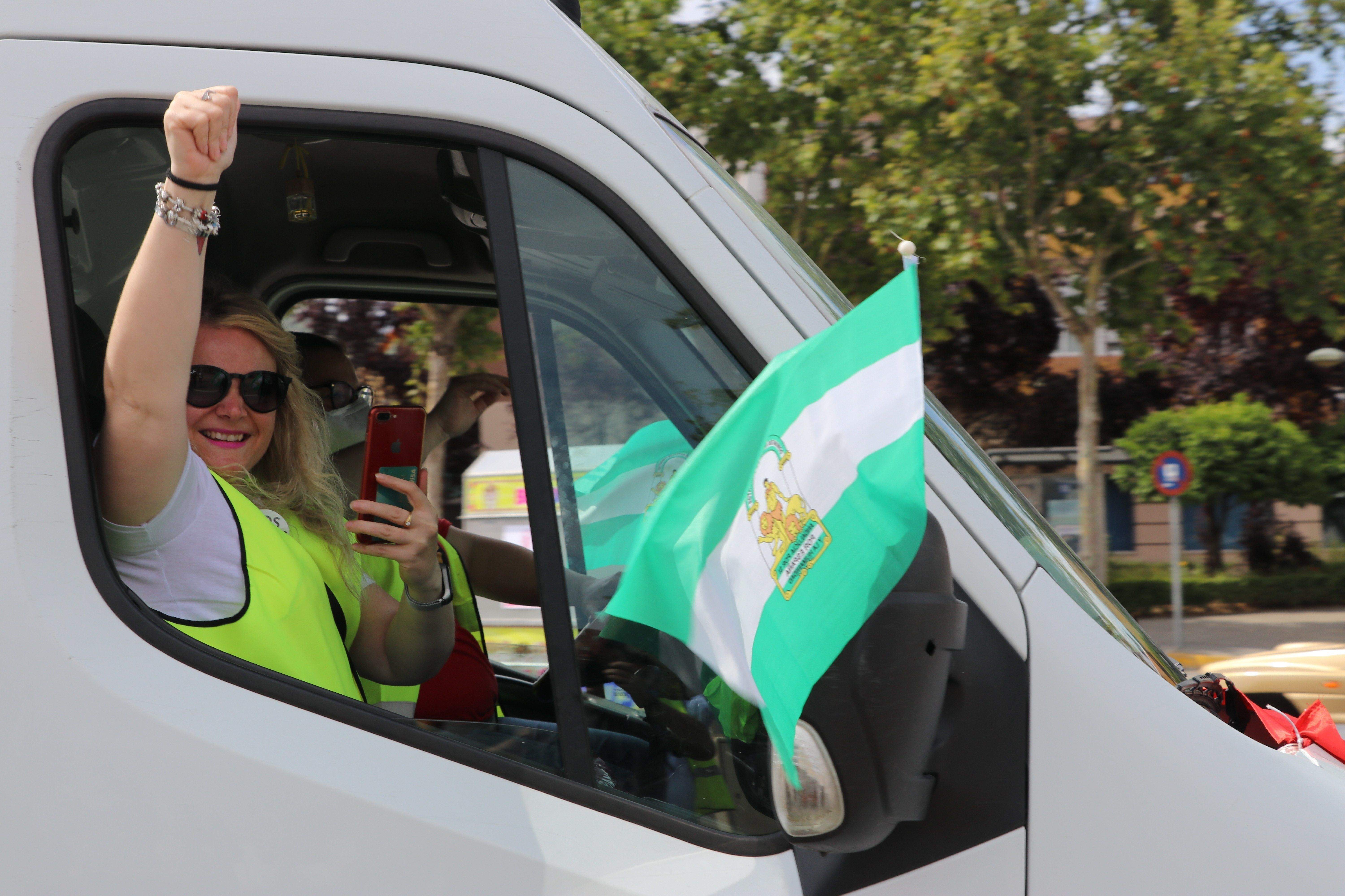 GALERÍA / Demostración de fuerza: Más de 400 vehículos participan en la marcha rodada de los feriantes para exigir soluciones a la parálisis del sector por la pandemia