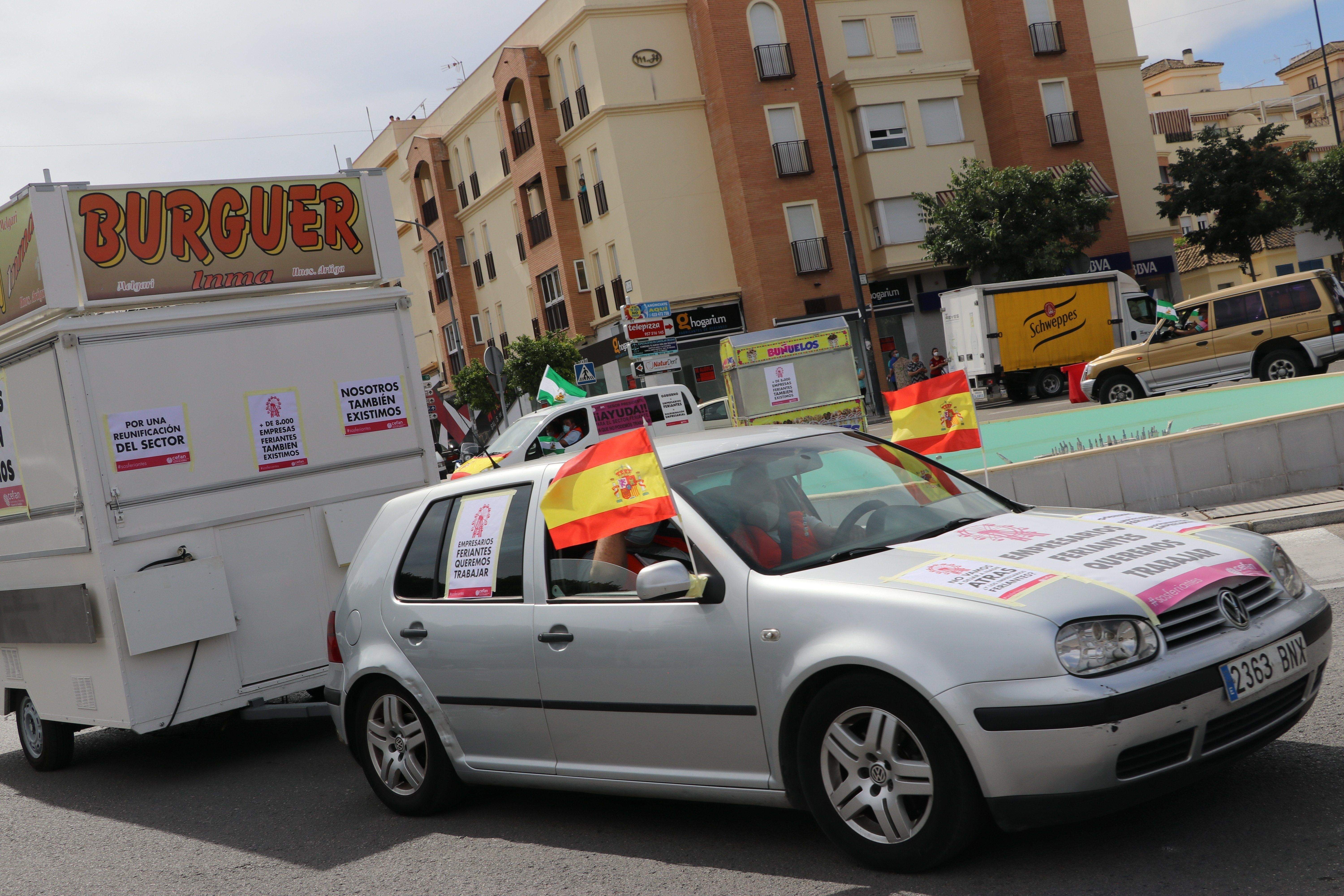 GALERÍA / Demostración de fuerza: Más de 400 vehículos participan en la marcha rodada de los feriantes para exigir soluciones a la parálisis del sector por la pandemia