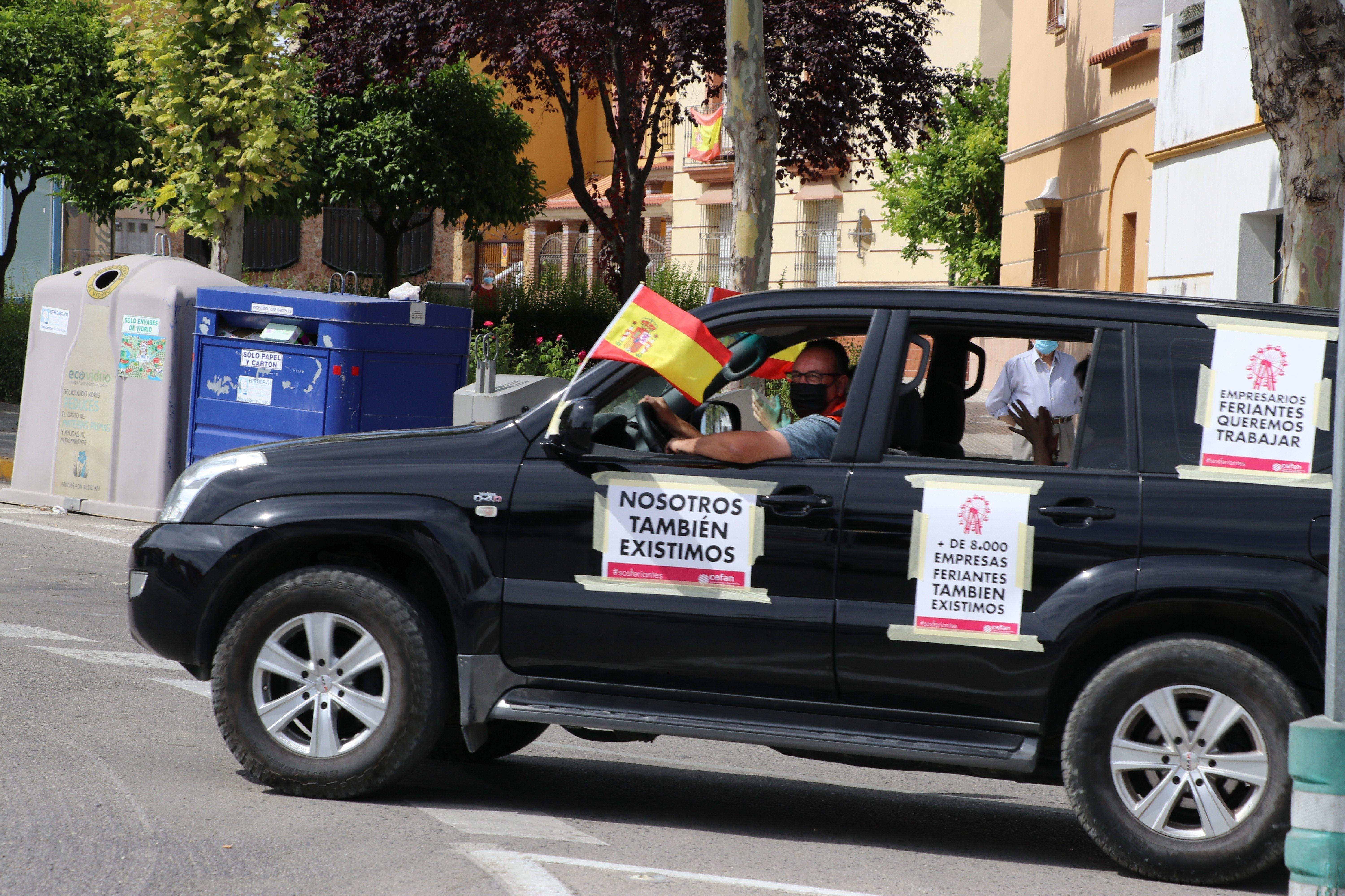 GALERÍA / Demostración de fuerza: Más de 400 vehículos participan en la marcha rodada de los feriantes para exigir soluciones a la parálisis del sector por la pandemia