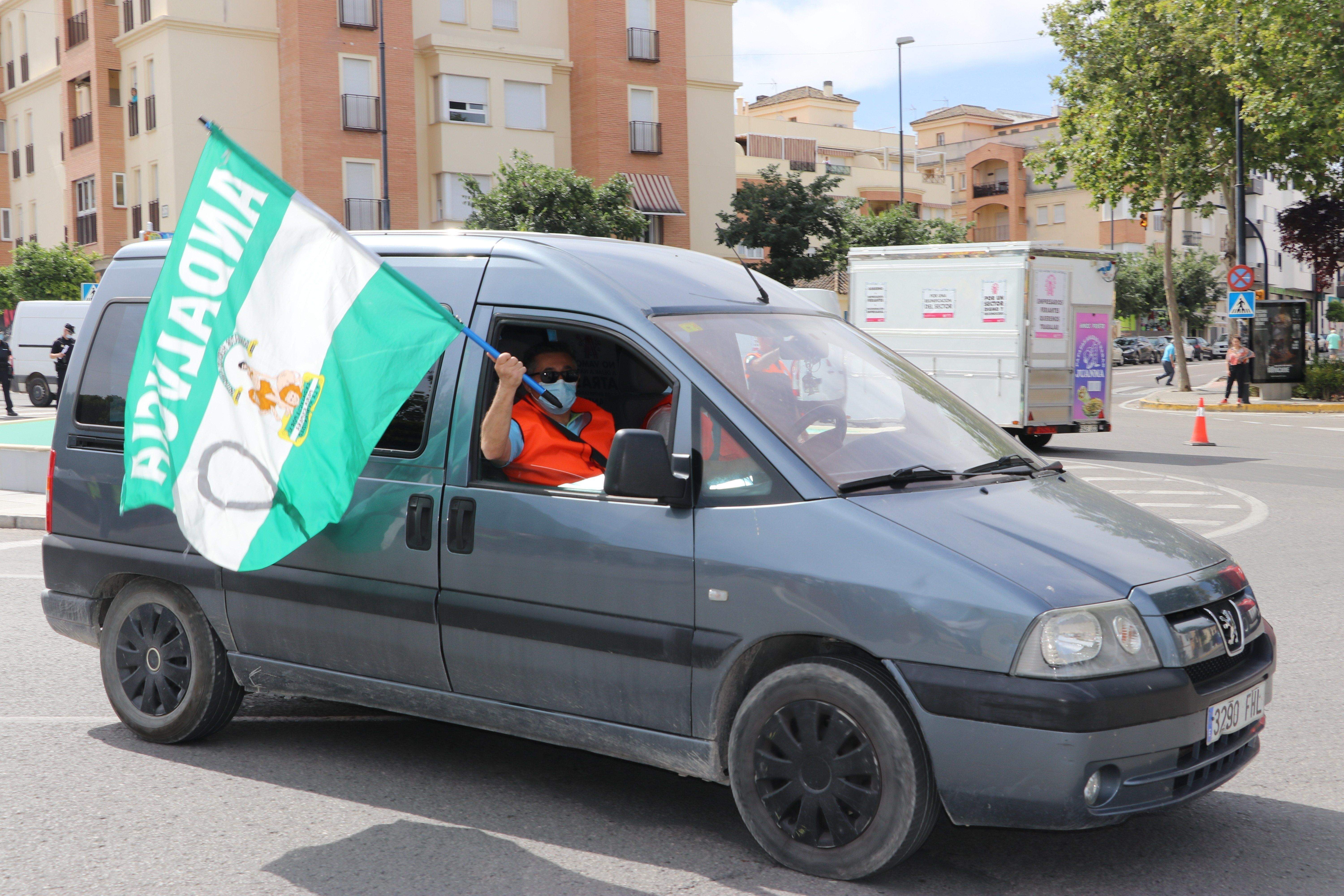 GALERÍA / Demostración de fuerza: Más de 400 vehículos participan en la marcha rodada de los feriantes para exigir soluciones a la parálisis del sector por la pandemia