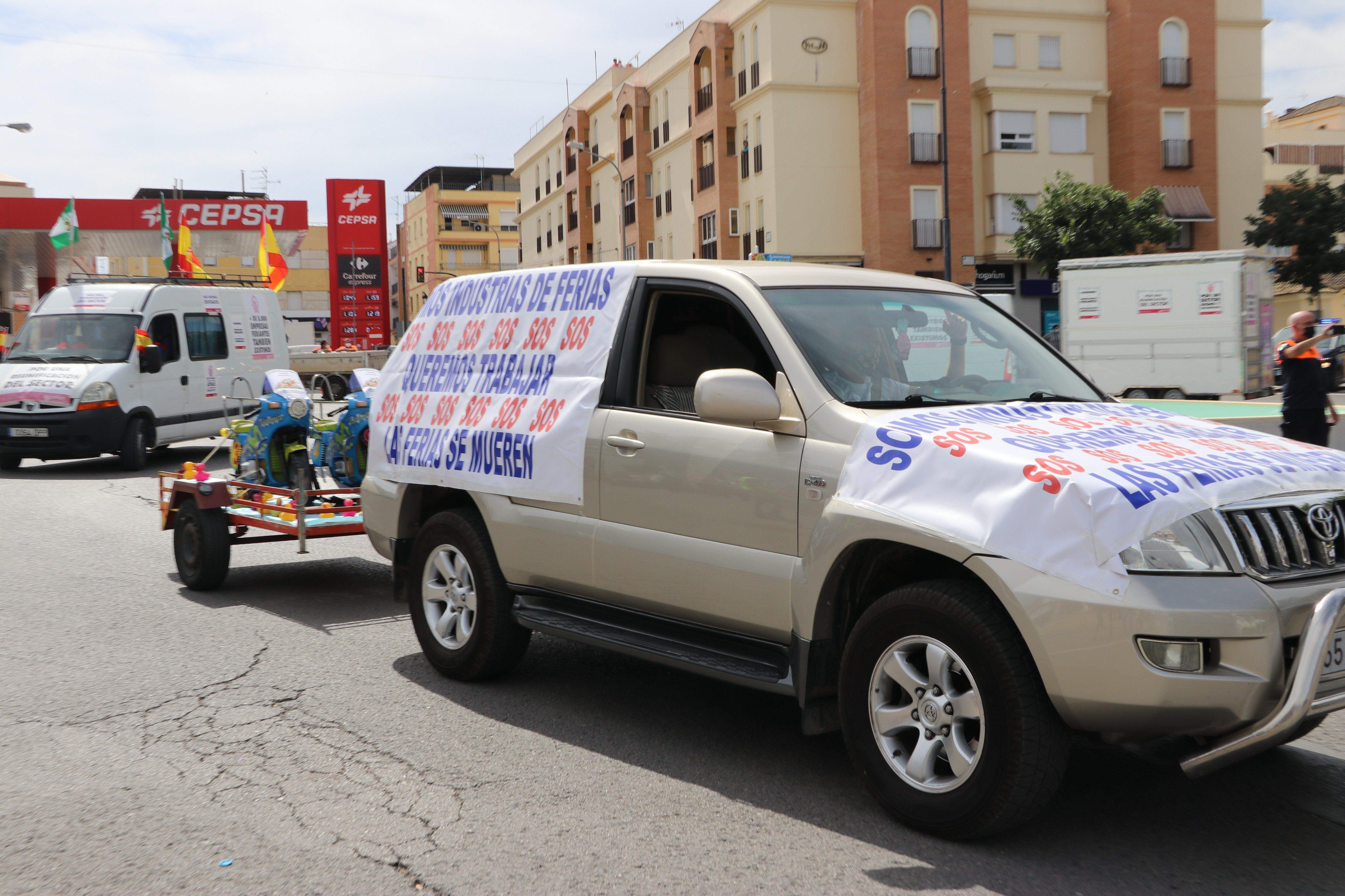 GALERÍA / Demostración de fuerza: Más de 400 vehículos participan en la marcha rodada de los feriantes para exigir soluciones a la parálisis del sector por la pandemia