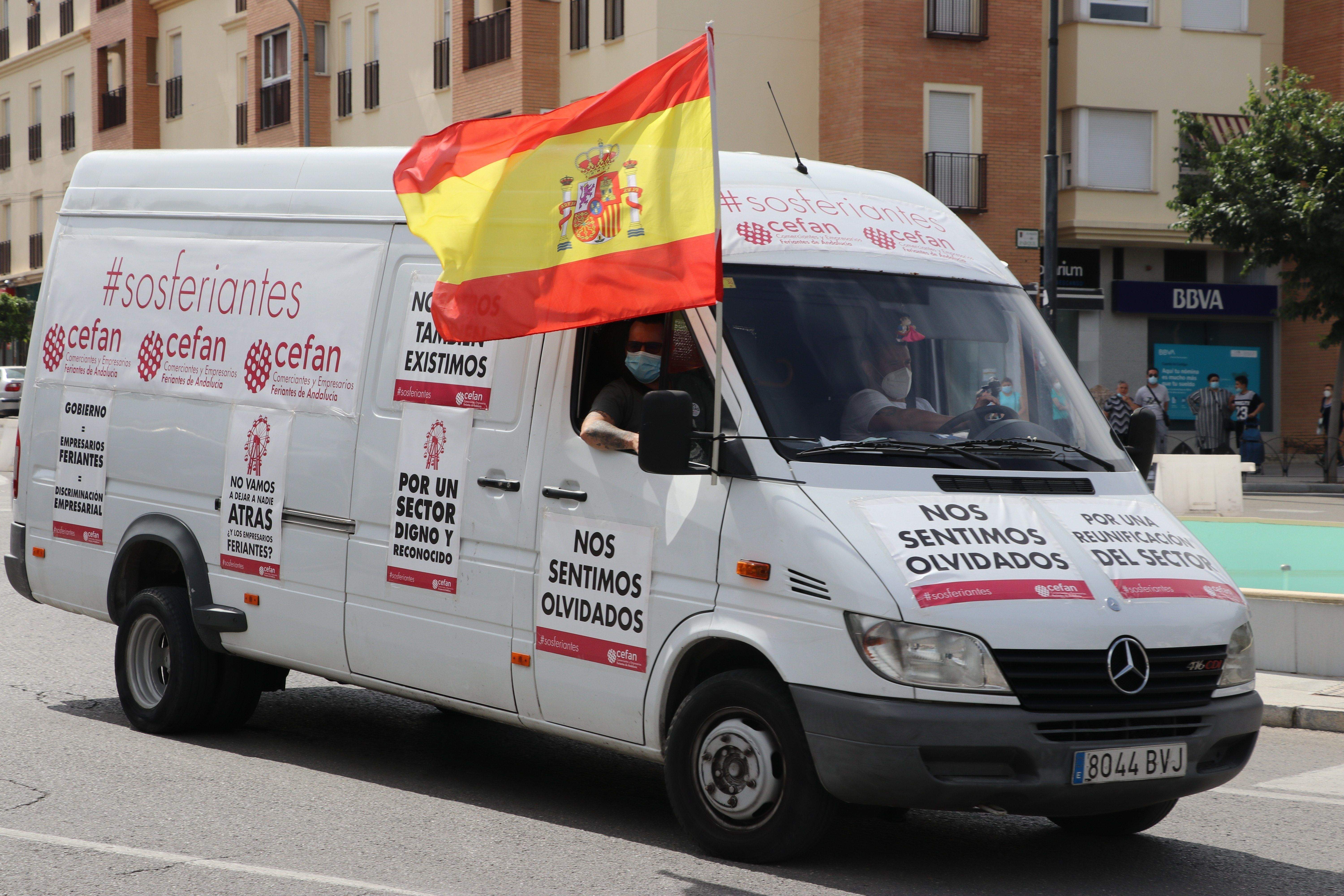 GALERÍA / Demostración de fuerza: Más de 400 vehículos participan en la marcha rodada de los feriantes para exigir soluciones a la parálisis del sector por la pandemia