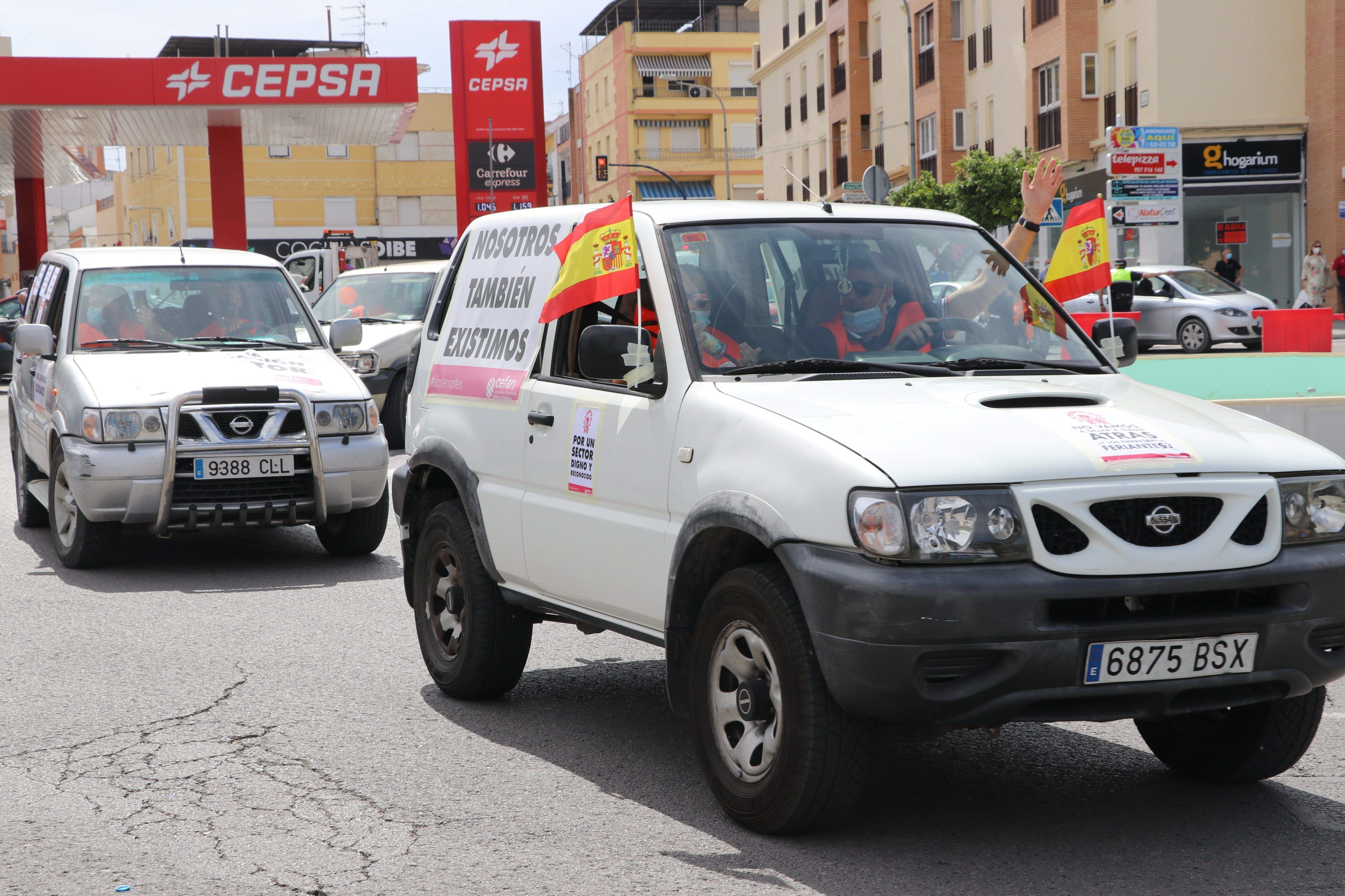 GALERÍA / Demostración de fuerza: Más de 400 vehículos participan en la marcha rodada de los feriantes para exigir soluciones a la parálisis del sector por la pandemia