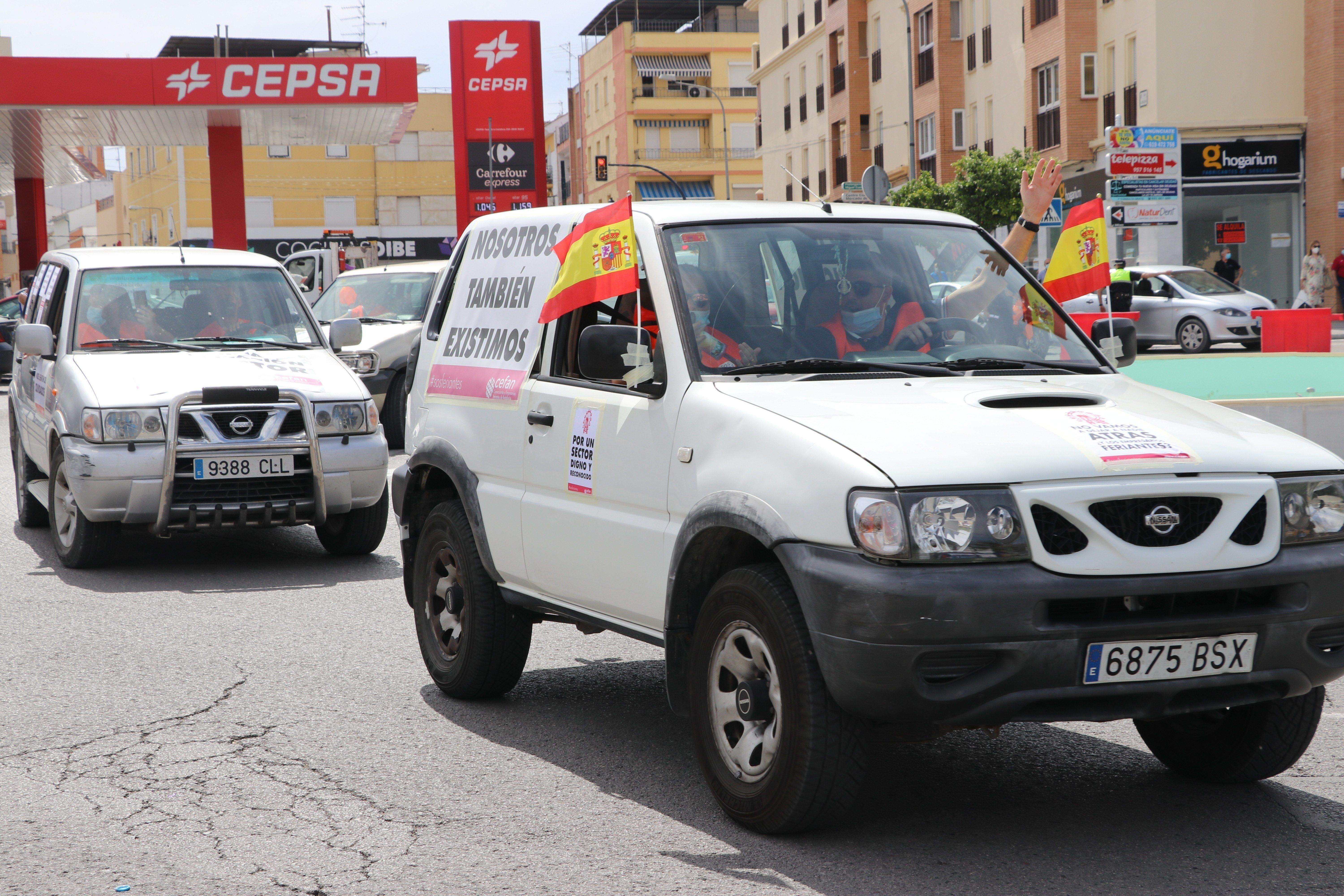 GALERÍA / Demostración de fuerza: Más de 400 vehículos participan en la marcha rodada de los feriantes para exigir soluciones a la parálisis del sector por la pandemia