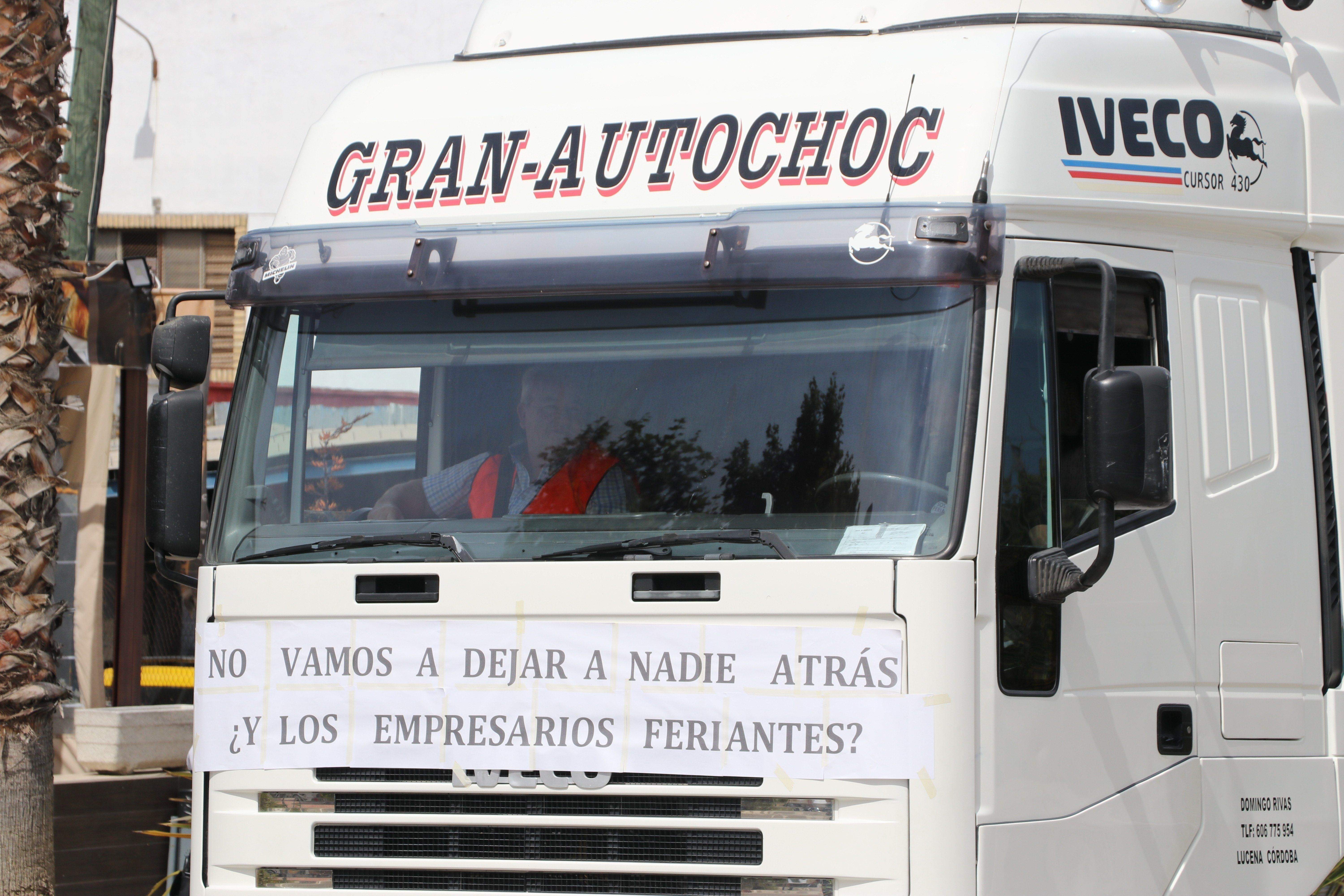 GALERÍA / Demostración de fuerza: Más de 400 vehículos participan en la marcha rodada de los feriantes para exigir soluciones a la parálisis del sector por la pandemia