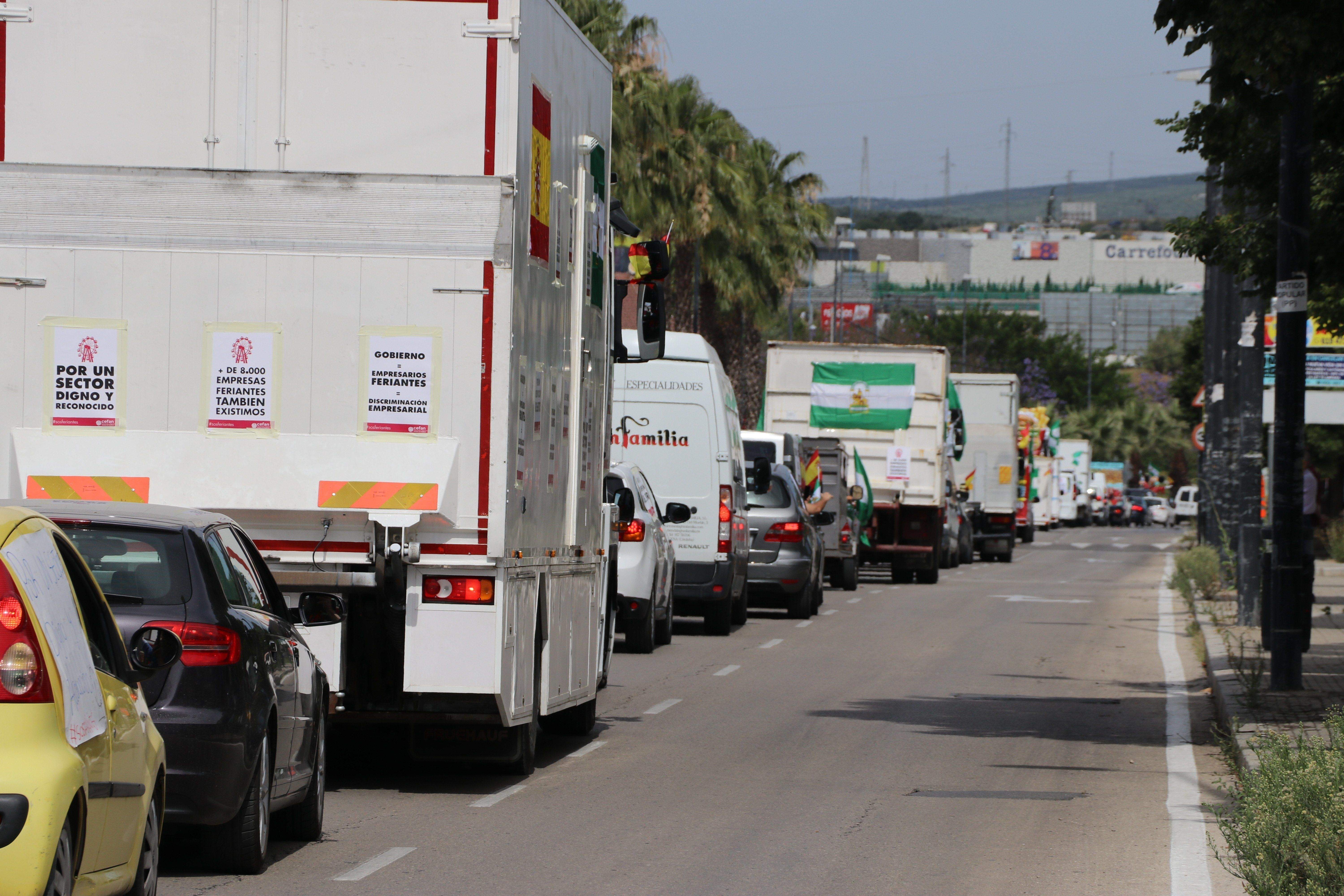 GALERÍA / Demostración de fuerza: Más de 400 vehículos participan en la marcha rodada de los feriantes para exigir soluciones a la parálisis del sector por la pandemia