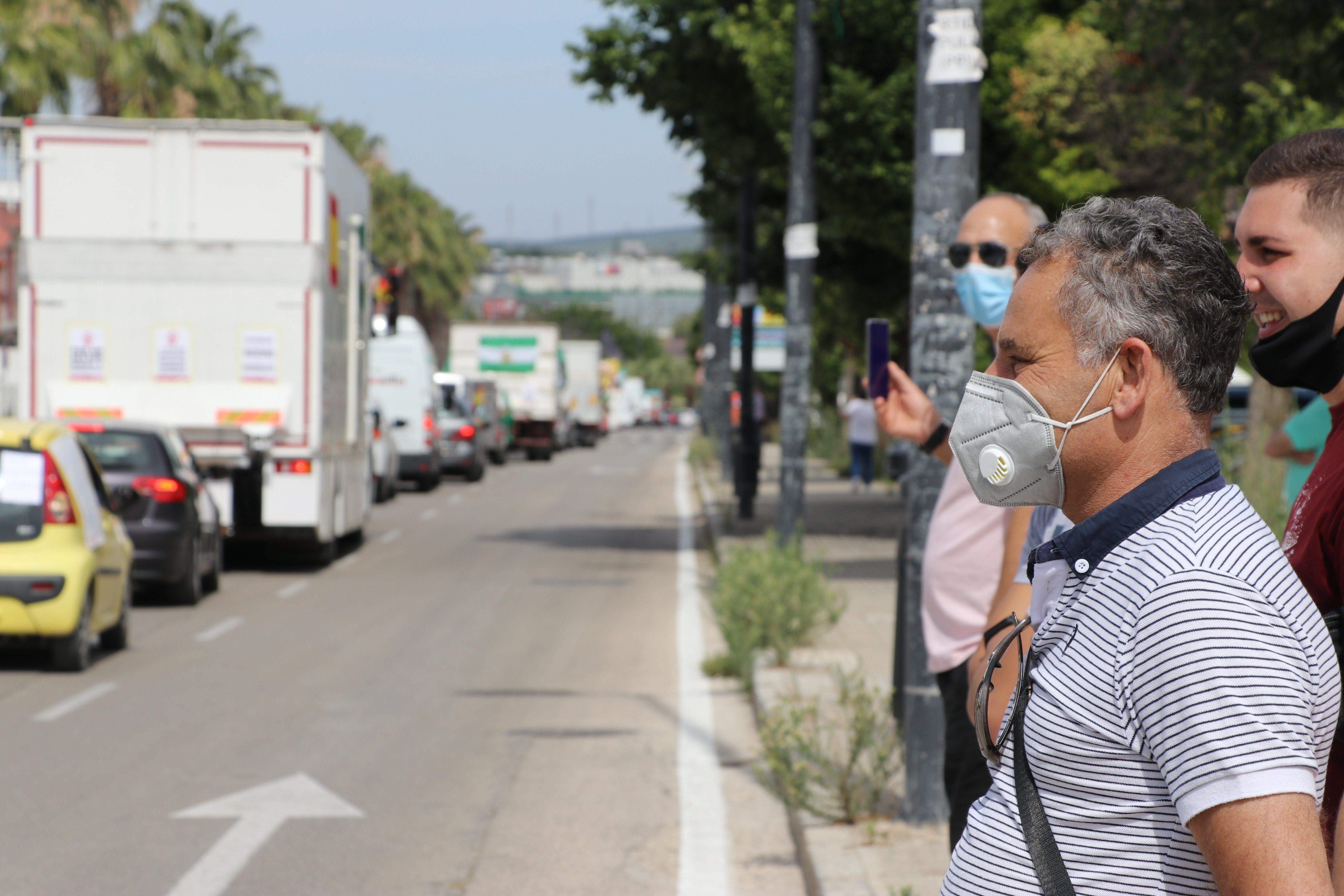 GALERÍA / Demostración de fuerza: Más de 400 vehículos participan en la marcha rodada de los feriantes para exigir soluciones a la parálisis del sector por la pandemia