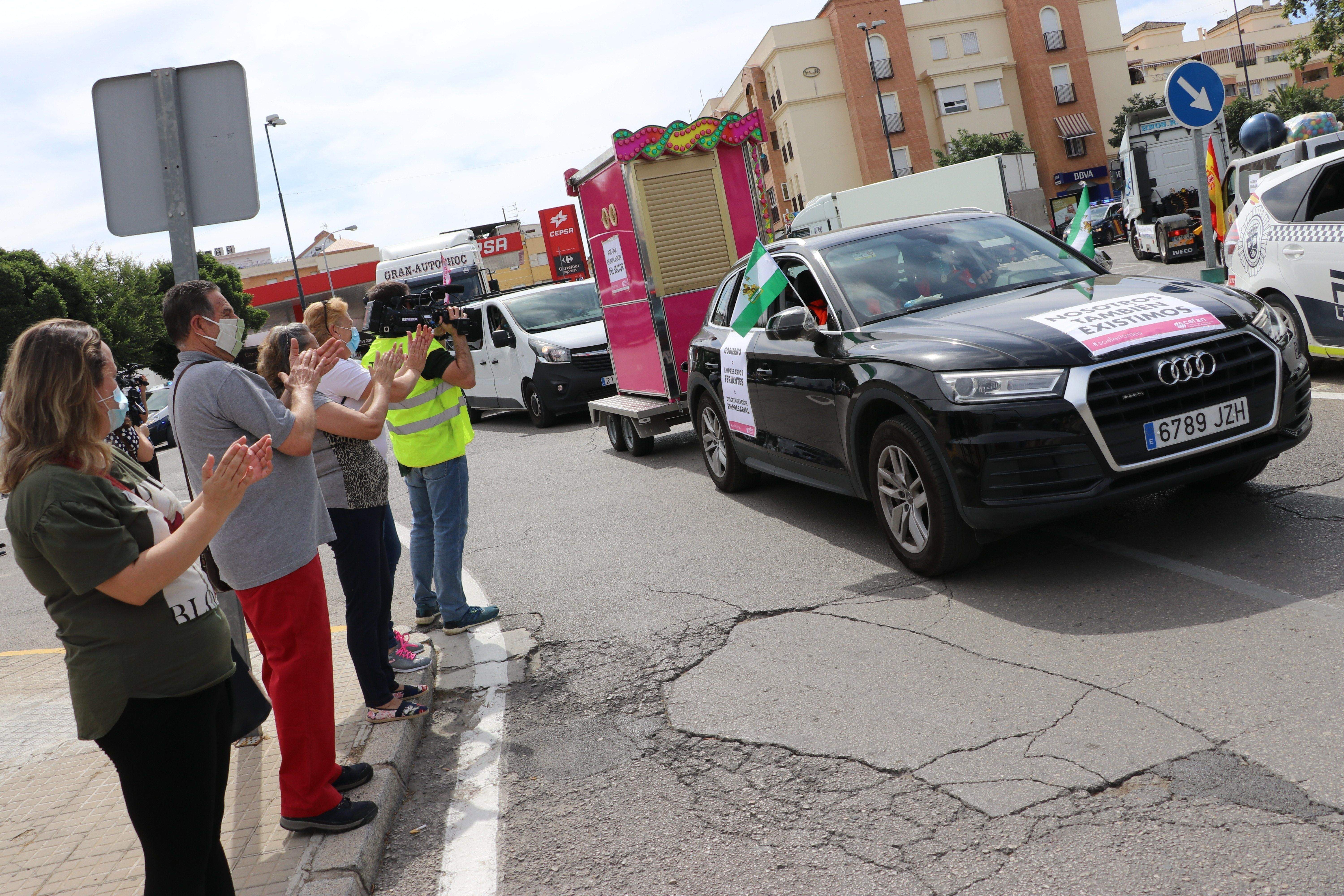 GALERÍA / Demostración de fuerza: Más de 400 vehículos participan en la marcha rodada de los feriantes para exigir soluciones a la parálisis del sector por la pandemia