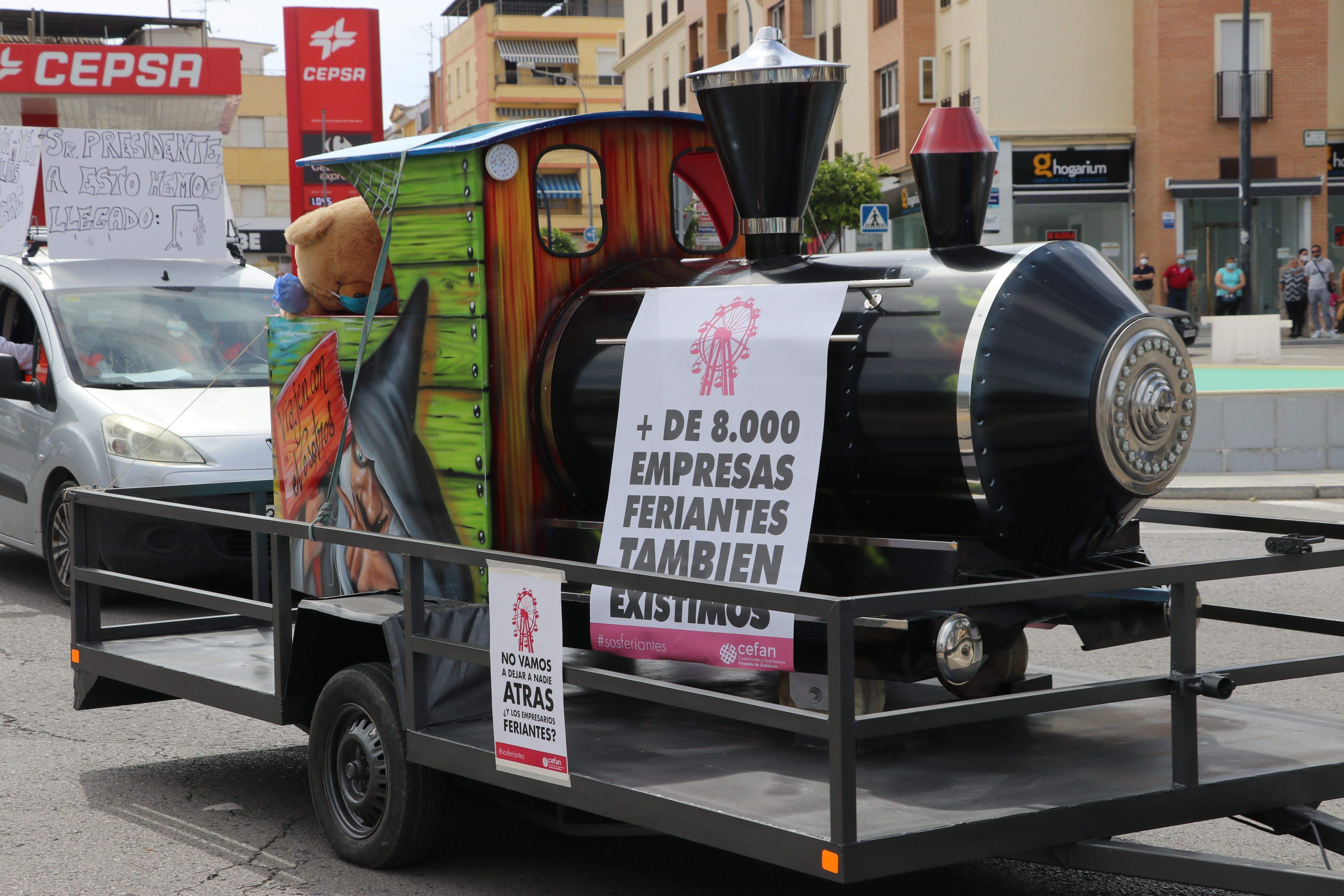 GALERÍA / Demostración de fuerza: Más de 400 vehículos participan en la marcha rodada de los feriantes para exigir soluciones a la parálisis del sector por la pandemia