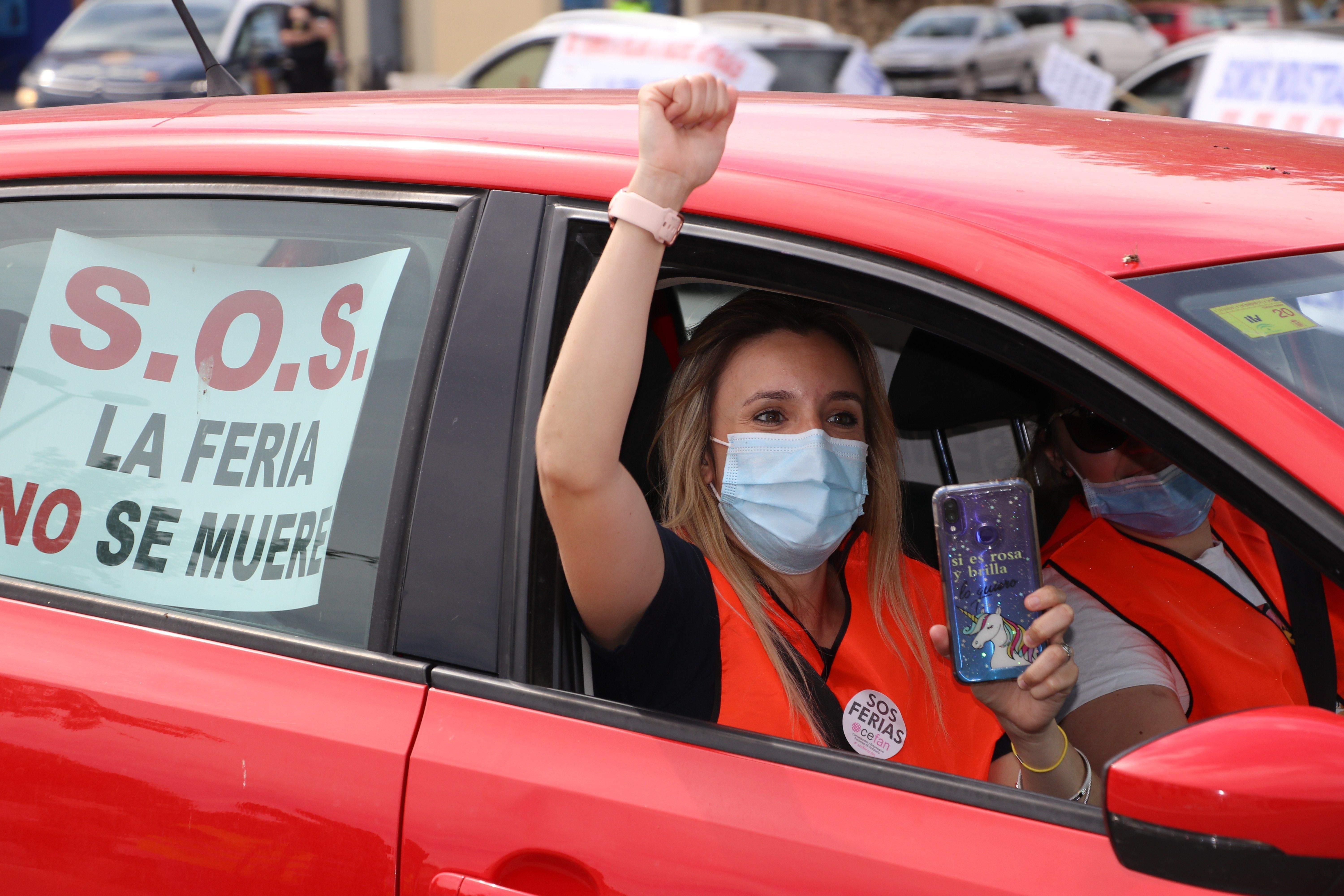 GALERÍA / Demostración de fuerza: Más de 400 vehículos participan en la marcha rodada de los feriantes para exigir soluciones a la parálisis del sector por la pandemia