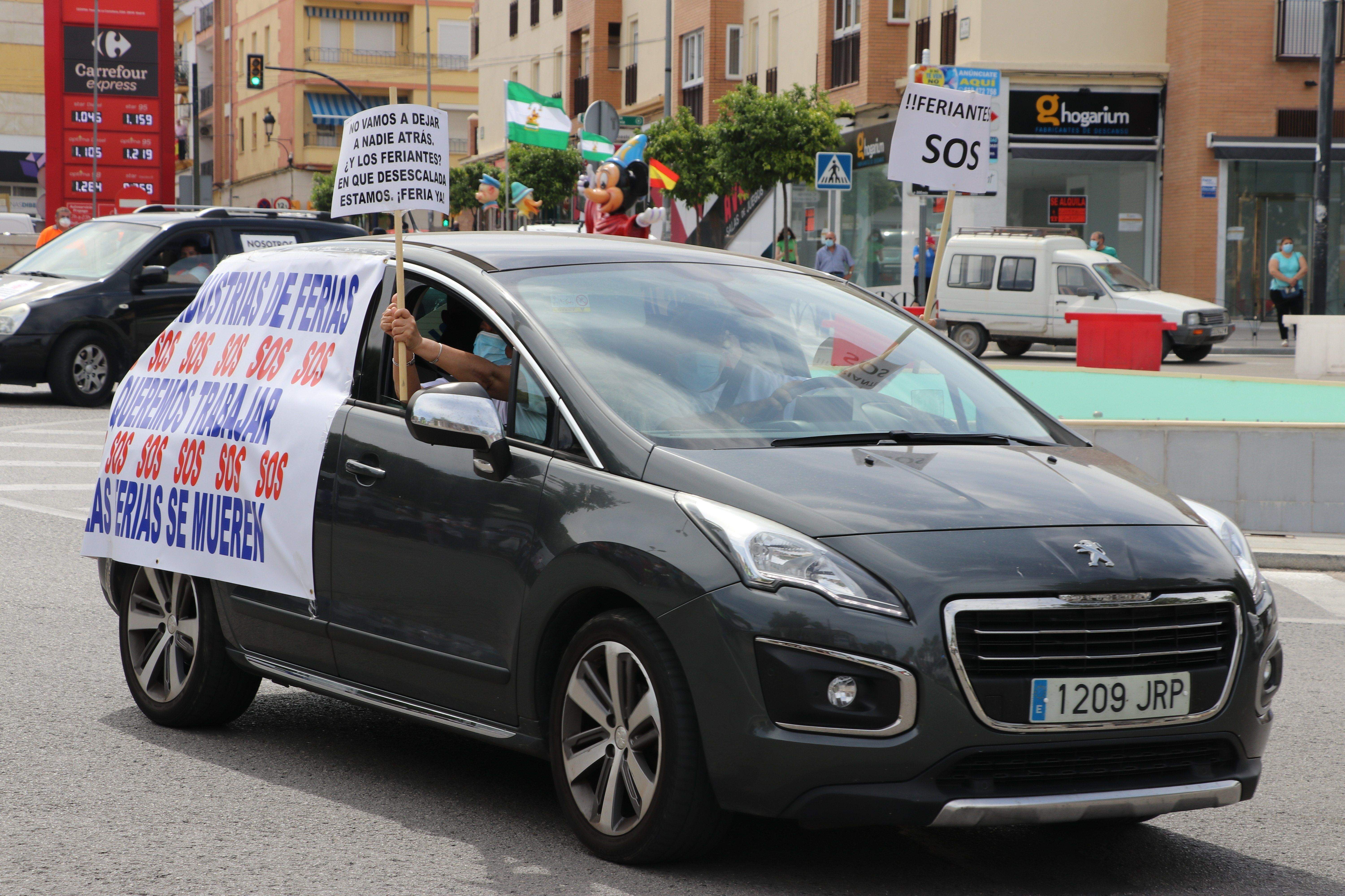 GALERÍA / Demostración de fuerza: Más de 400 vehículos participan en la marcha rodada de los feriantes para exigir soluciones a la parálisis del sector por la pandemia