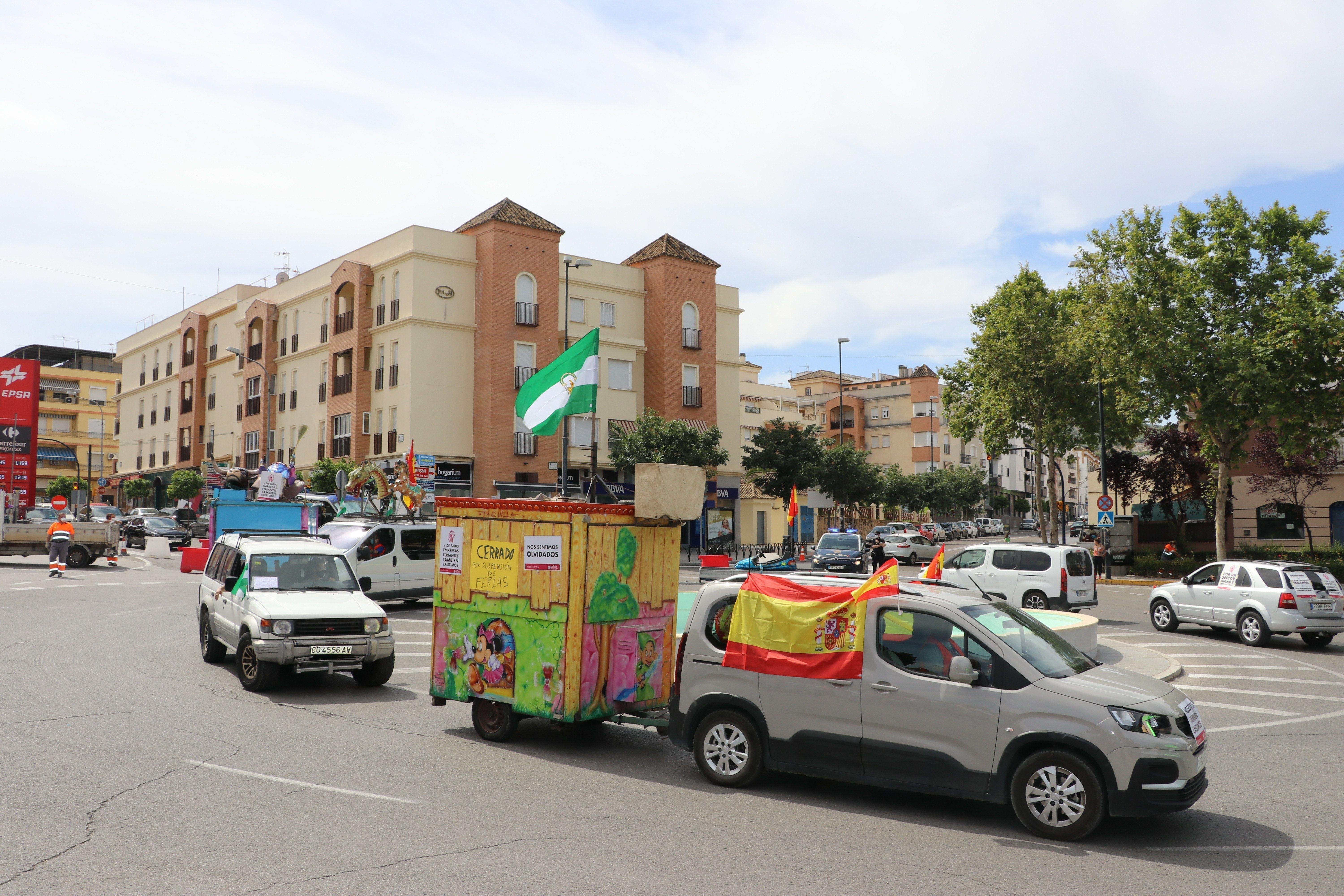 GALERÍA / Demostración de fuerza: Más de 400 vehículos participan en la marcha rodada de los feriantes para exigir soluciones a la parálisis del sector por la pandemia