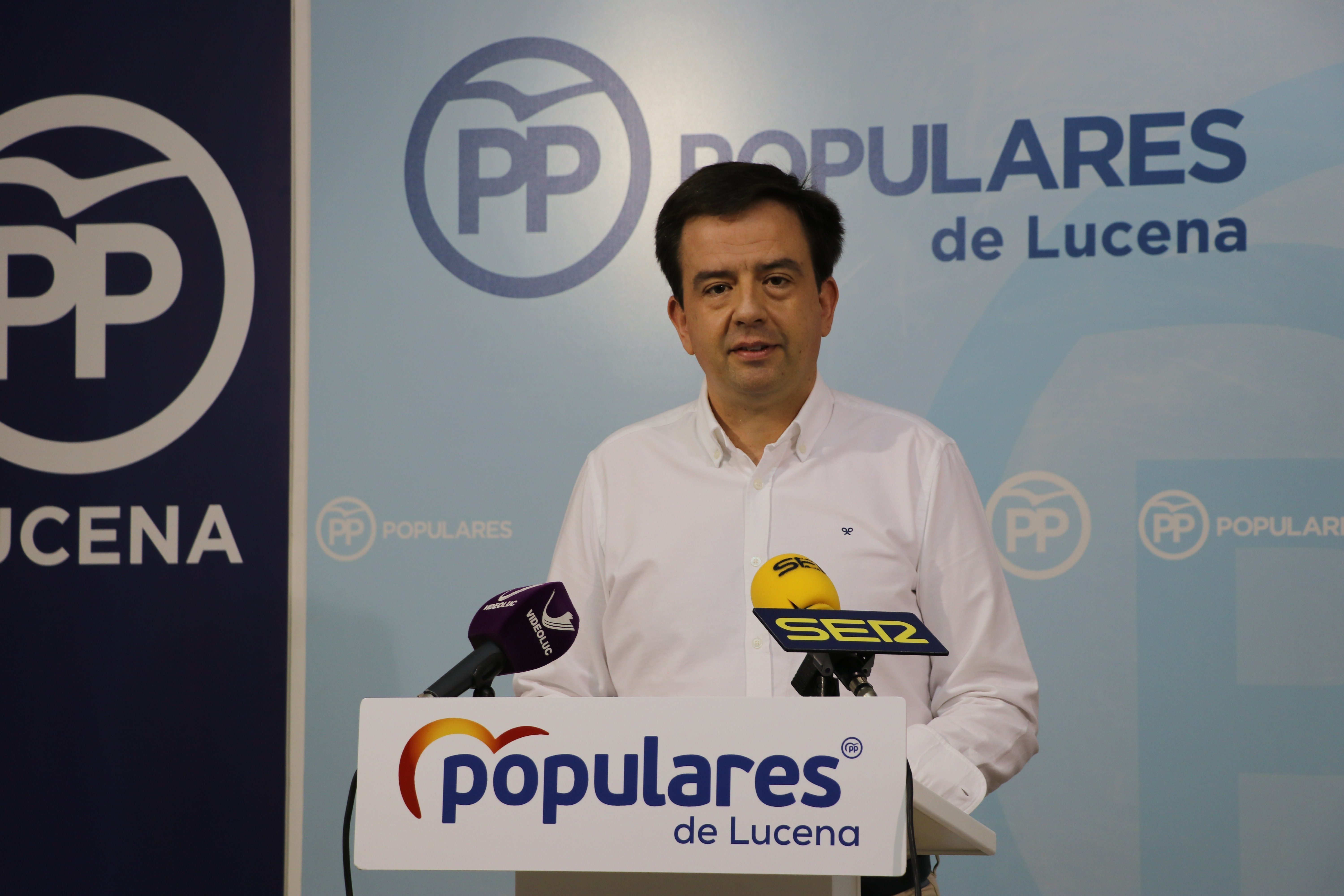  Aurelio Fernández, edil del PP, durante su rueda de prensa esta mañana 