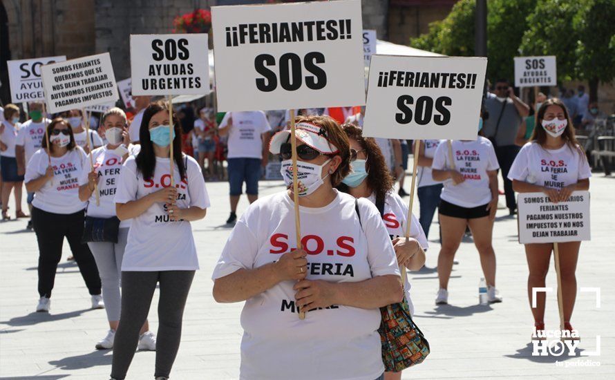 GALERÍA: Los empresarios feriantes se manifiestan a las puertas del ayuntamiento para exigir ayudas para el sector