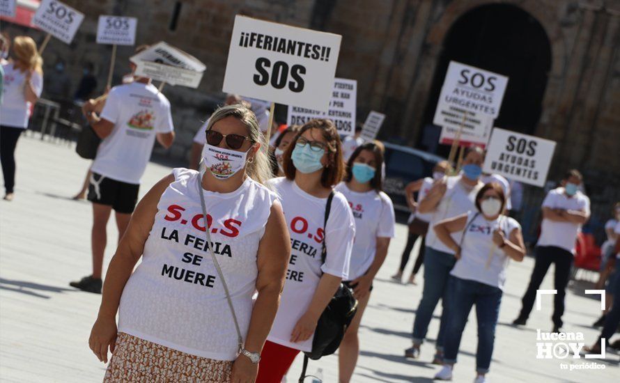 GALERÍA: Los empresarios feriantes se manifiestan a las puertas del ayuntamiento para exigir ayudas para el sector