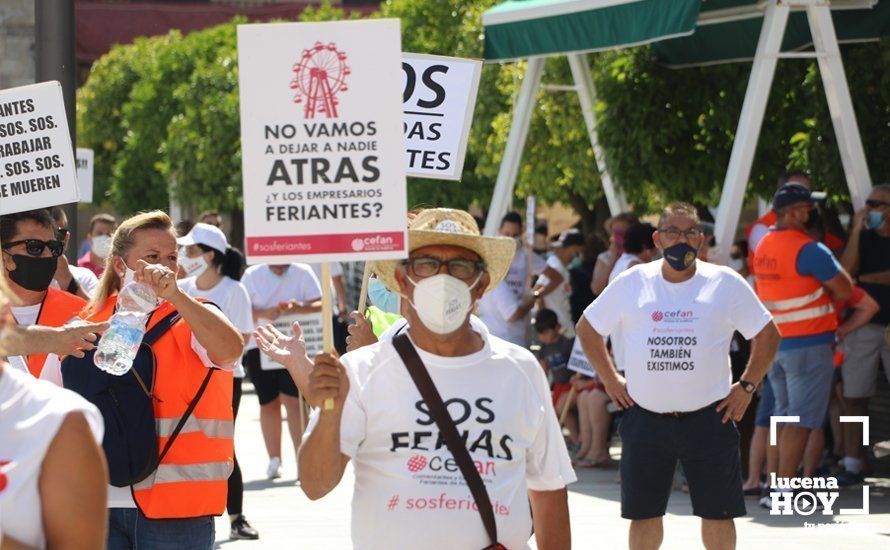 GALERÍA: Los empresarios feriantes se manifiestan a las puertas del ayuntamiento para exigir ayudas para el sector