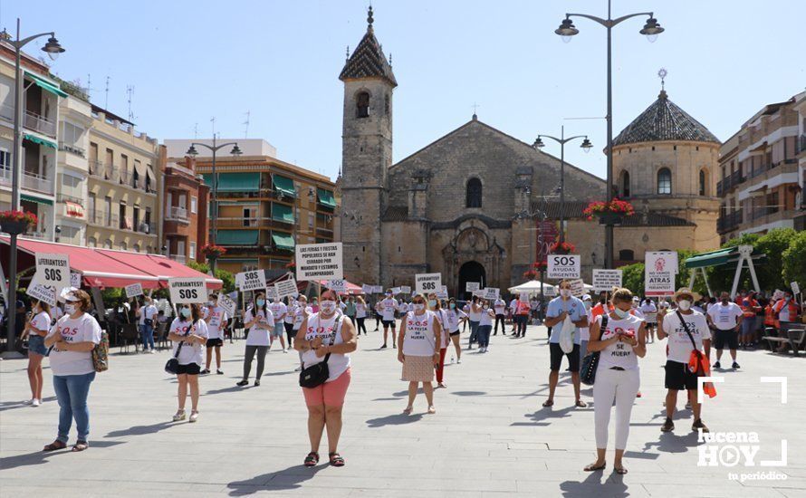 GALERÍA: Los empresarios feriantes se manifiestan a las puertas del ayuntamiento para exigir ayudas para el sector GALERÍA: Los empresarios feriantes se manifiestan a las puertas del ayuntamiento para exigir ayudas para el sector
