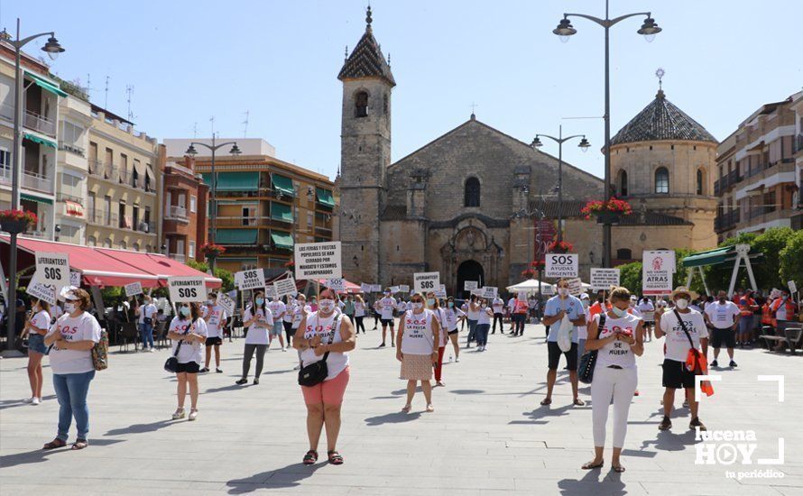 GALERÍA: Los empresarios feriantes se manifiestan a las puertas del ayuntamiento para exigir ayudas para el sector