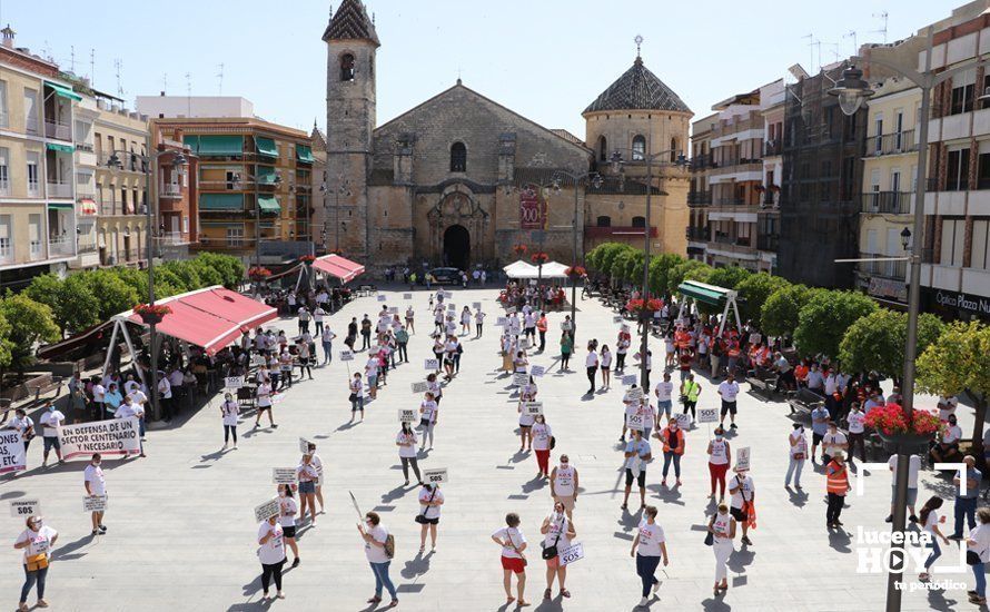 GALERÍA: Los empresarios feriantes se manifiestan a las puertas del ayuntamiento para exigir ayudas para el sector