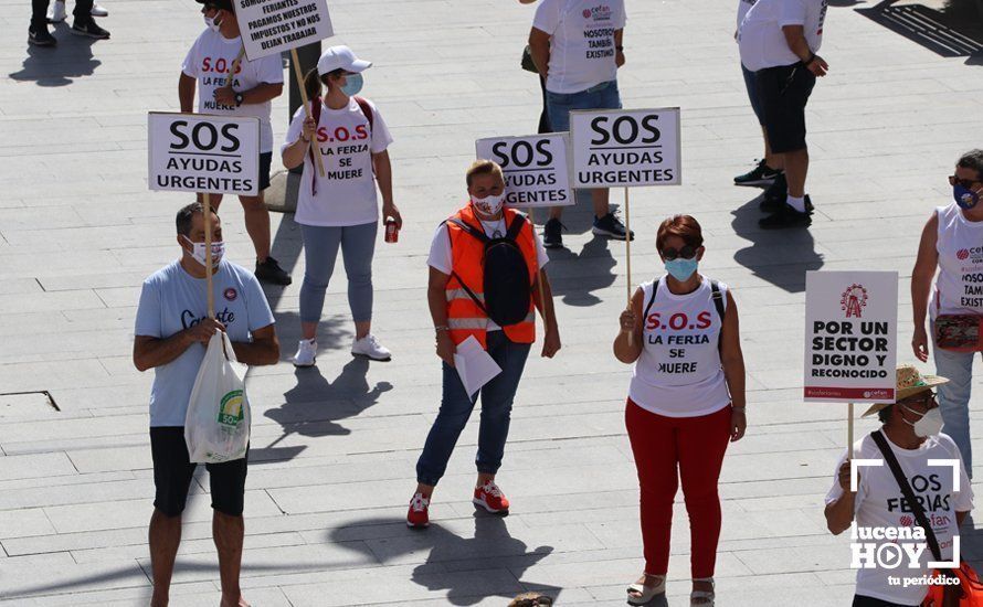 GALERÍA: Los empresarios feriantes se manifiestan a las puertas del ayuntamiento para exigir ayudas para el sector