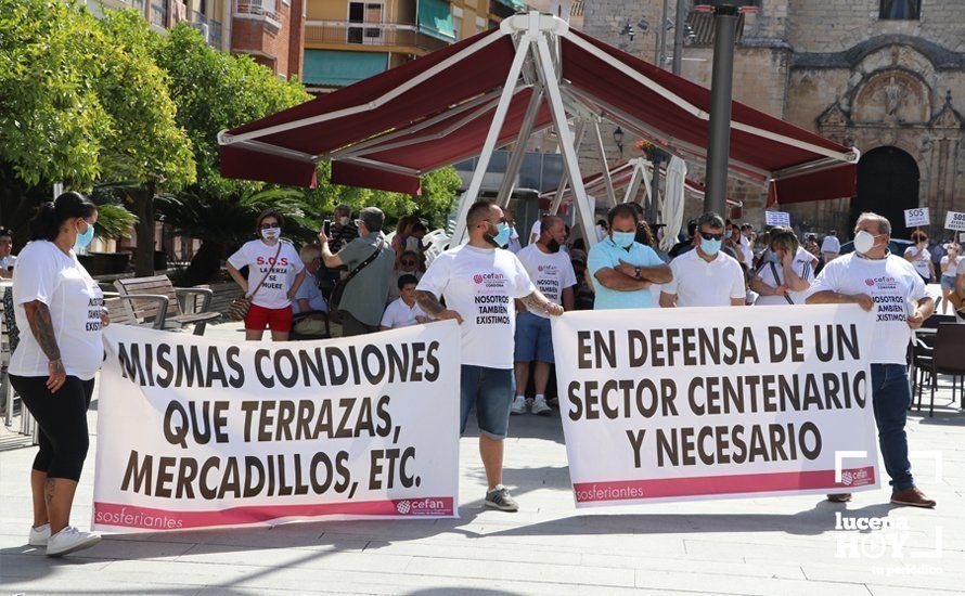 GALERÍA: Los empresarios feriantes se manifiestan a las puertas del ayuntamiento para exigir ayudas para el sector