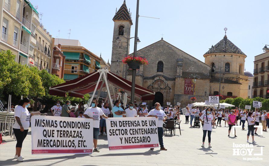GALERÍA: Los empresarios feriantes se manifiestan a las puertas del ayuntamiento para exigir ayudas para el sector